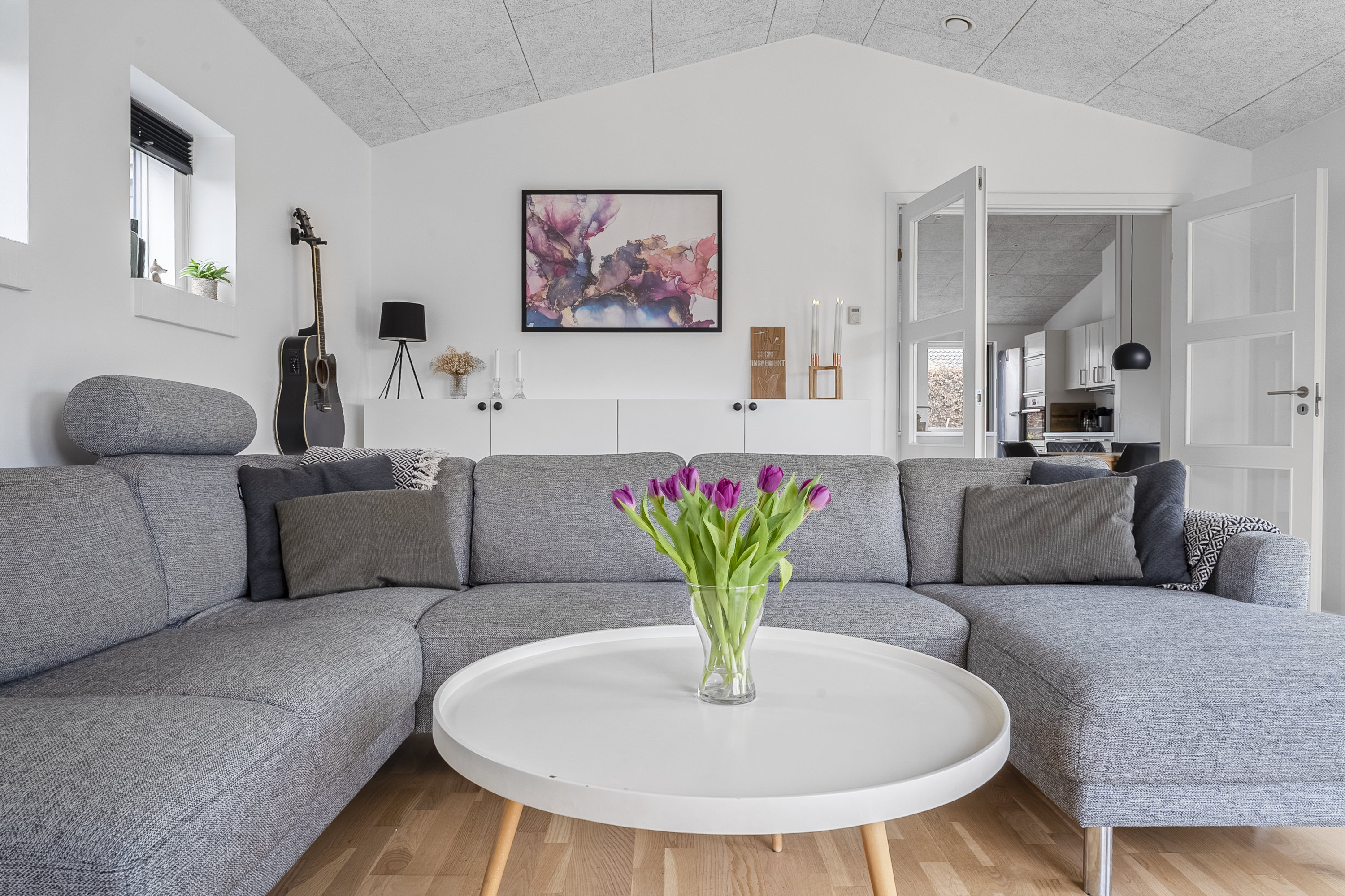 Fremhævet stue billede i fuldskærmstilstand. Billede af Tværvej 25, 8783 Hornsyld