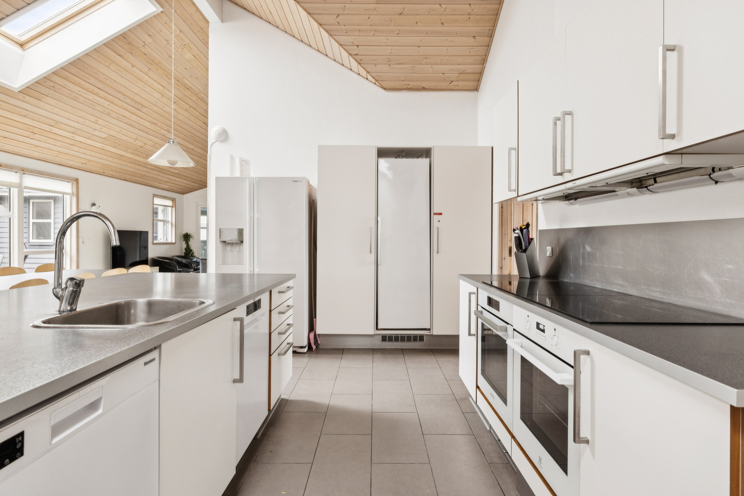 Fremhævet køkken billede i fuldskærmstilstand. Billede af Helledievej 105, Lyngby, 9480 Løkken