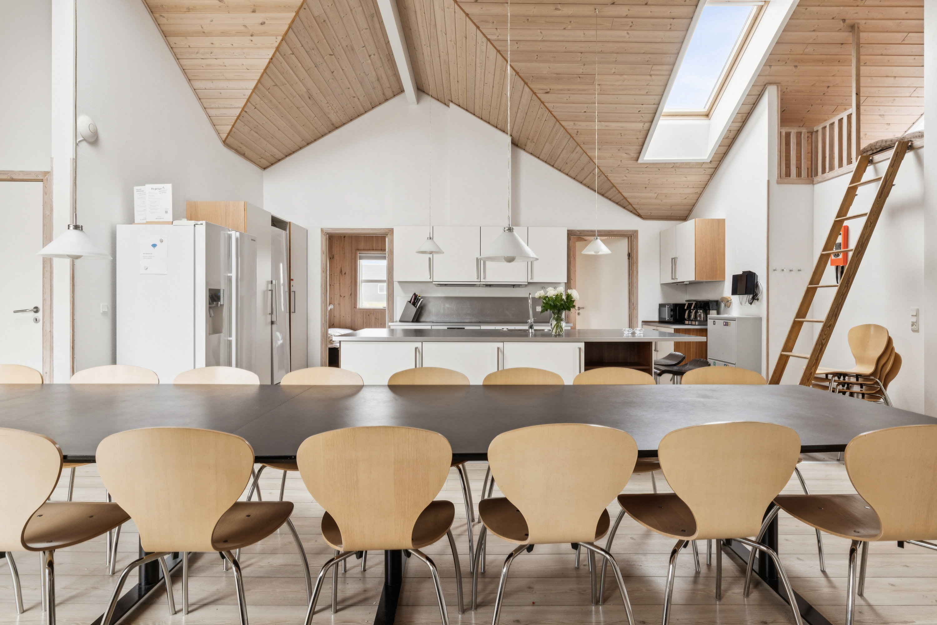 Fremhævet stue billede i fuldskærmstilstand. Billede af Helledievej 105, Lyngby, 9480 Løkken