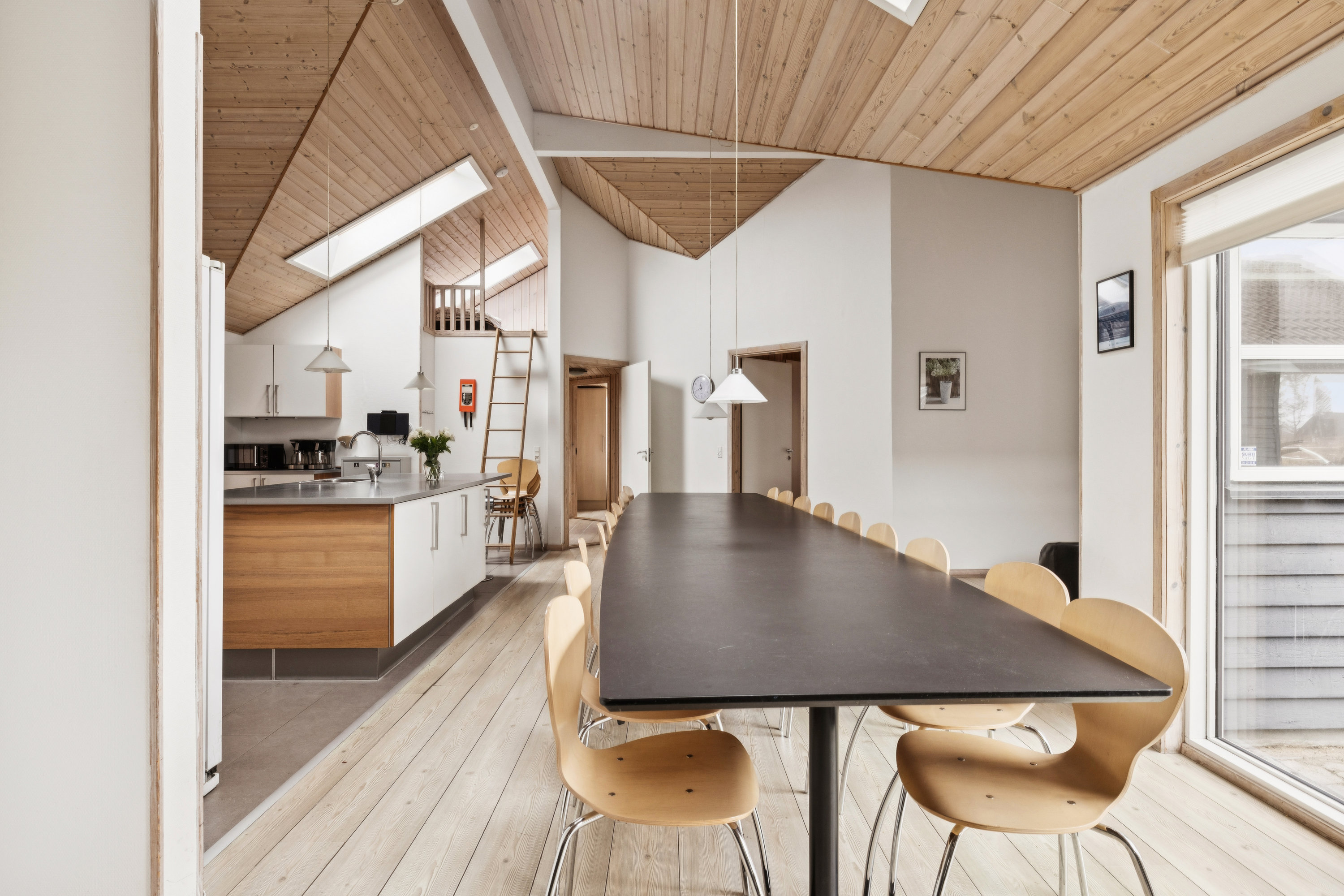 Fremhævet stue billede i fuldskærmstilstand. Billede af Helledievej 105, Lyngby, 9480 Løkken