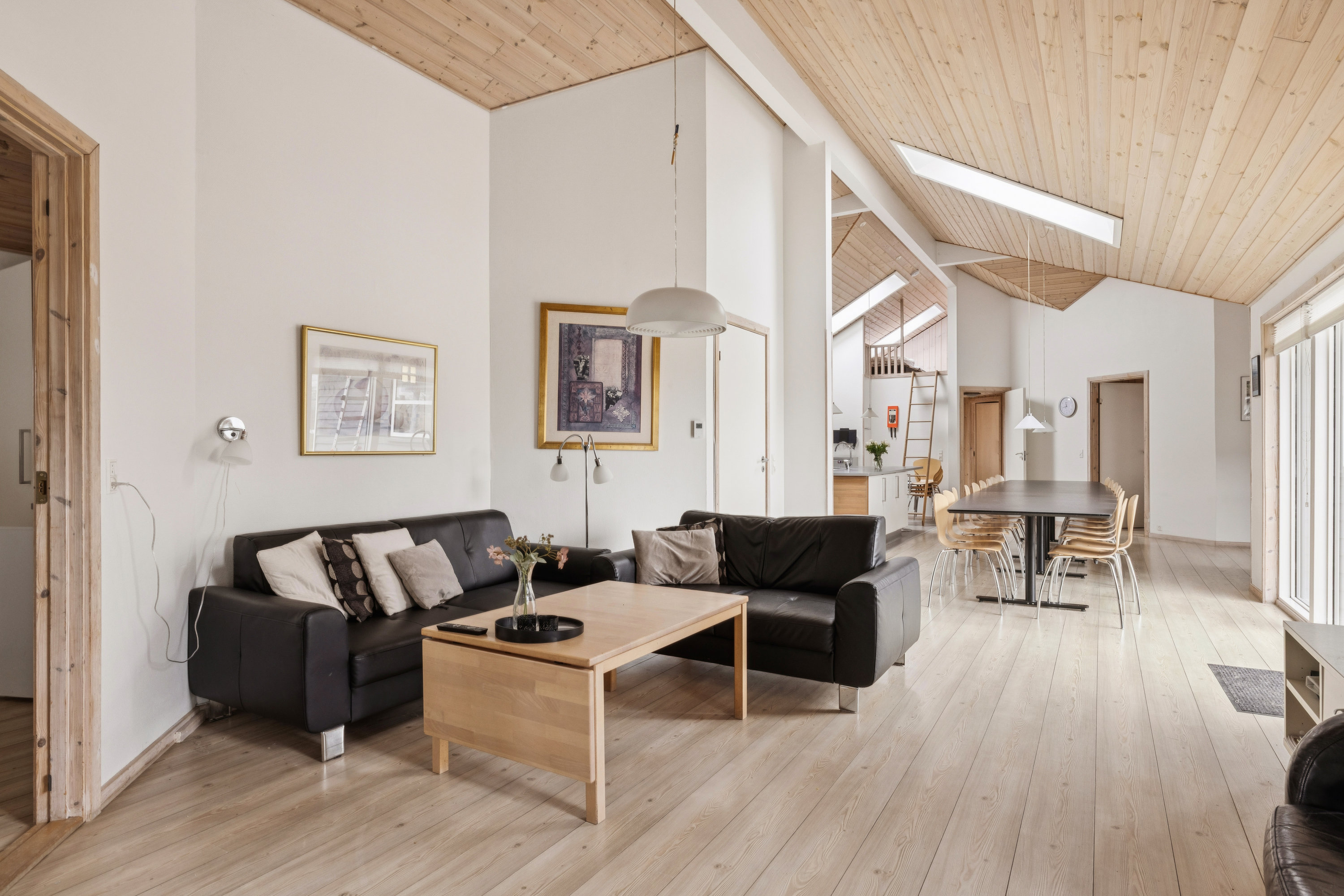 Fremhævet stue billede i fuldskærmstilstand. Billede af Helledievej 105, Lyngby, 9480 Løkken