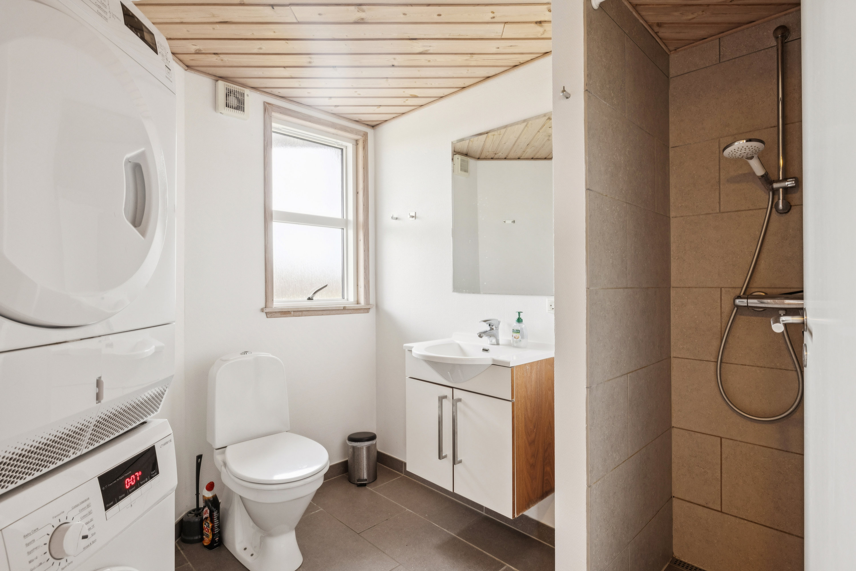 Fremhævet badeværelse billede i fuldskærmstilstand. Billede af Helledievej 105, Lyngby, 9480 Løkken