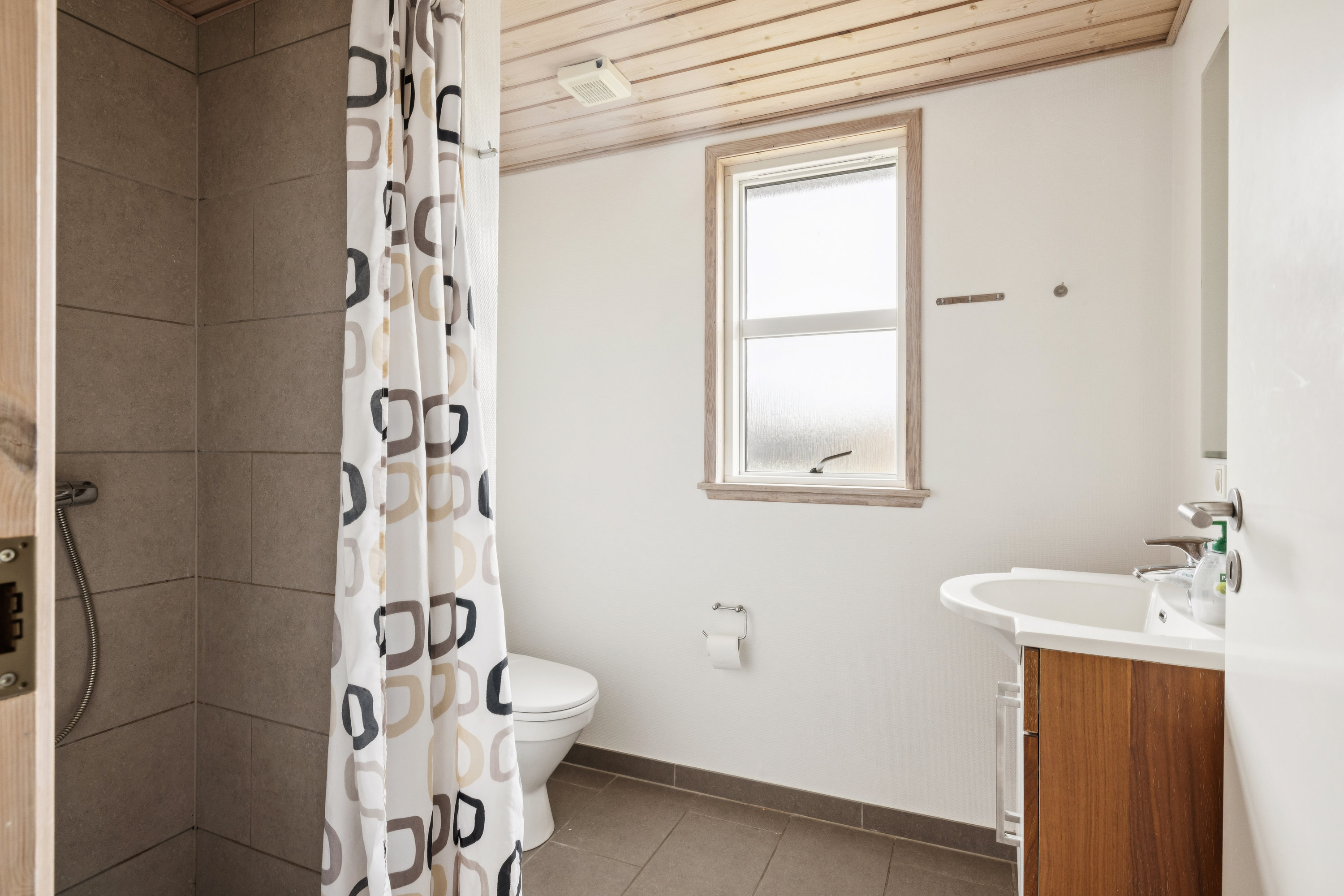 Fremhævet badeværelse billede i fuldskærmstilstand. Billede af Helledievej 105, Lyngby, 9480 Løkken