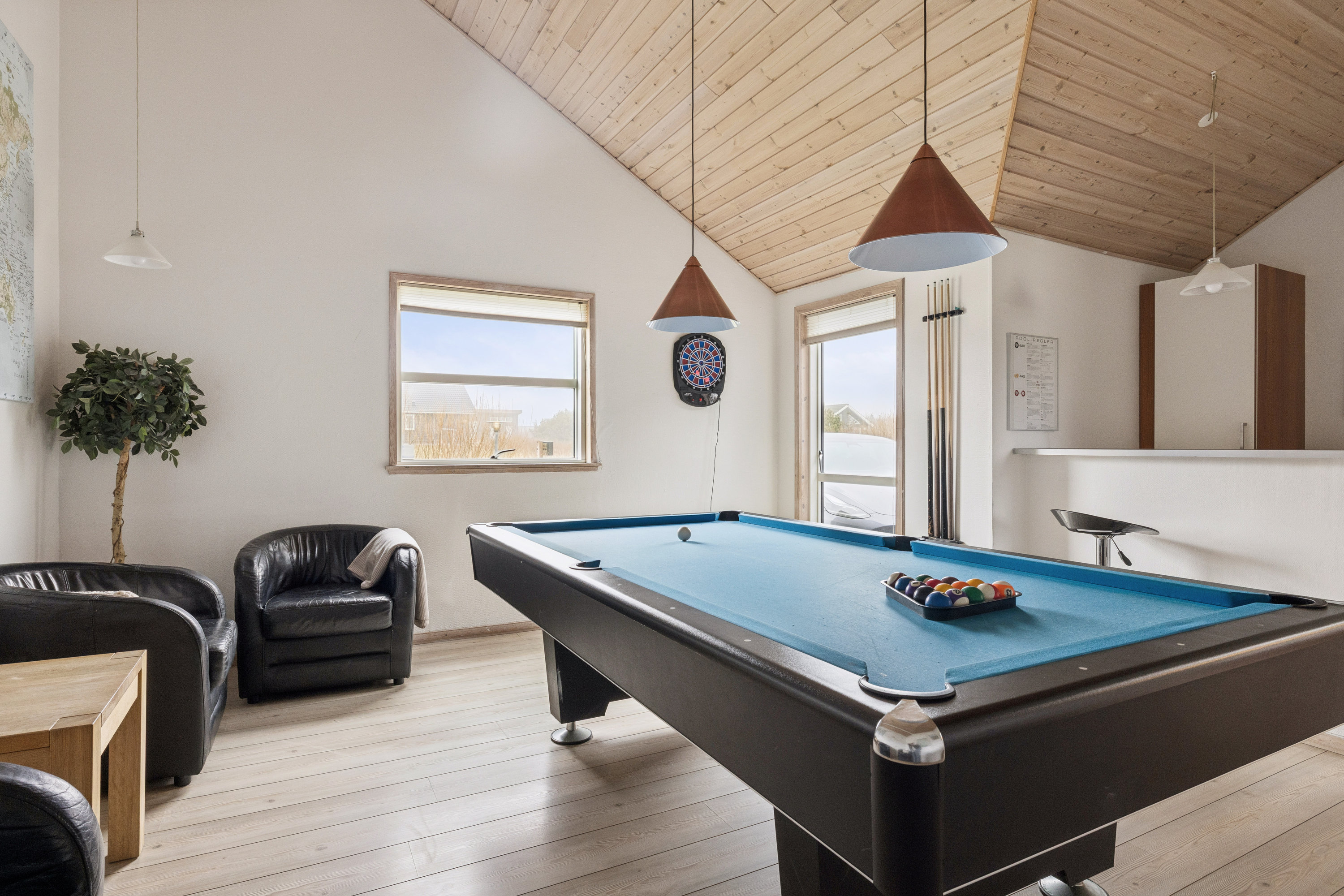 Fremhævet stue billede i fuldskærmstilstand. Billede af Helledievej 105, Lyngby, 9480 Løkken