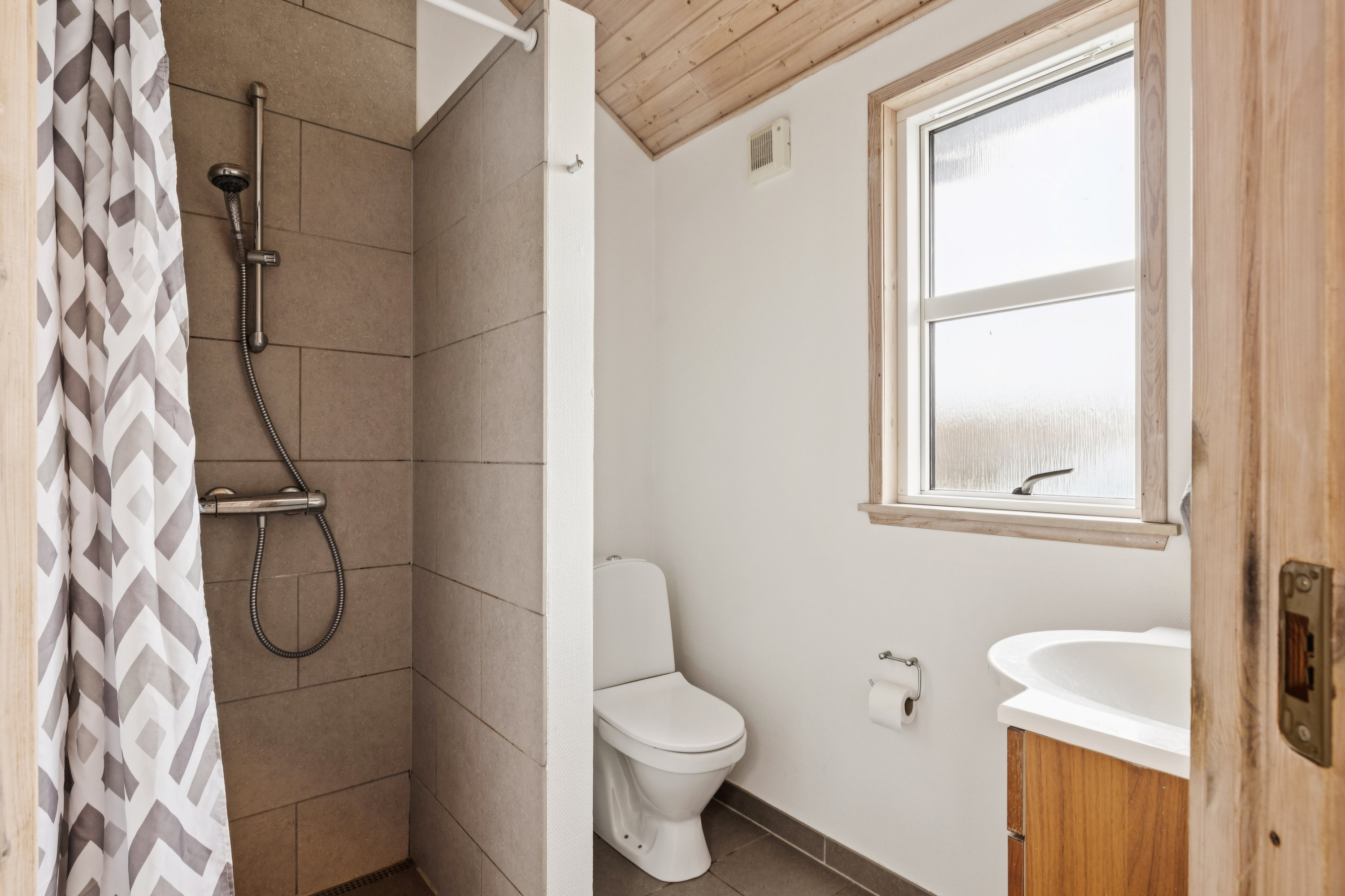 Fremhævet badeværelse billede i fuldskærmstilstand. Billede af Helledievej 105, Lyngby, 9480 Løkken