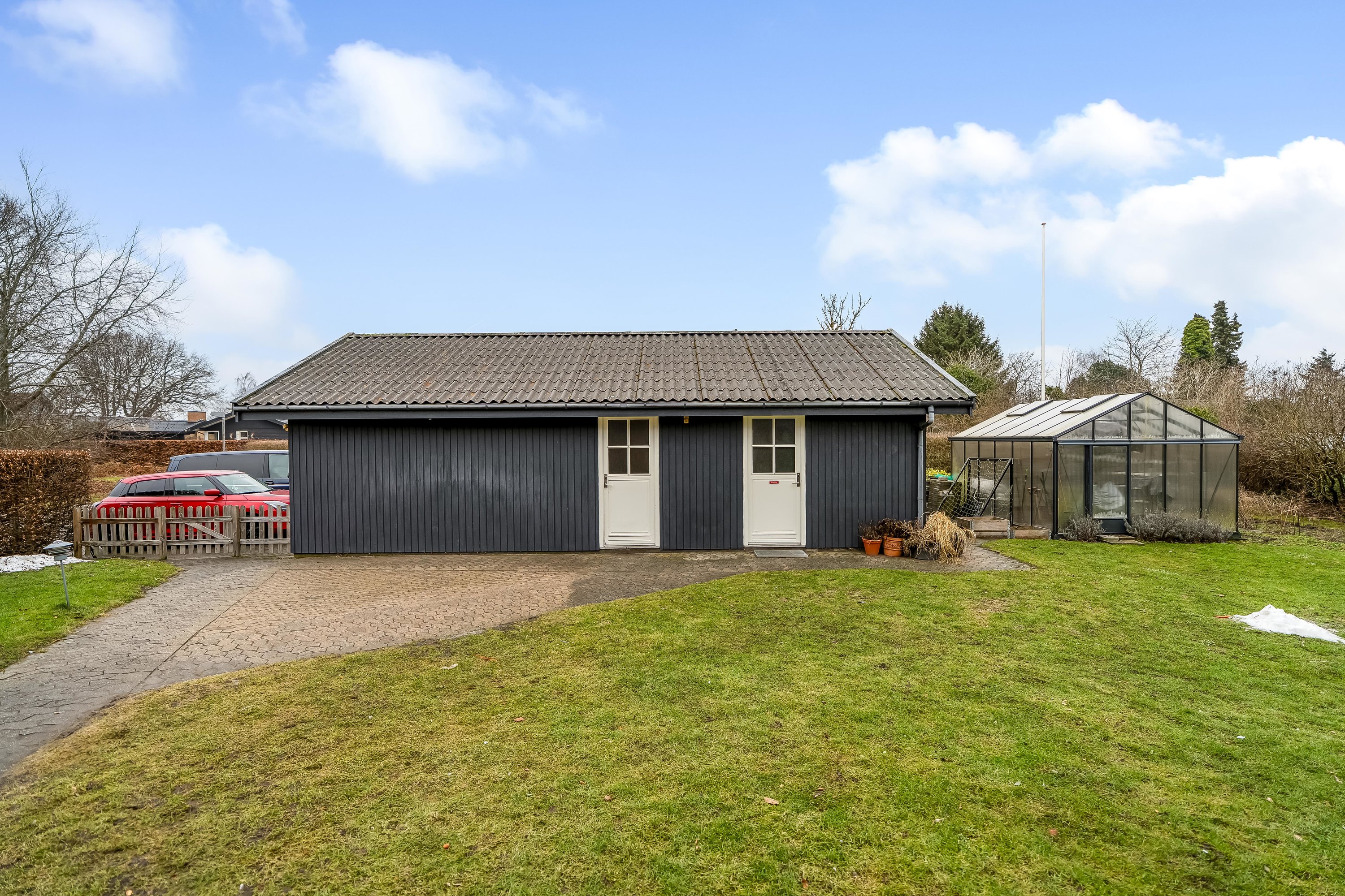 Fremhævet facade billede i fuldskærmstilstand. Billede af Smedievej 93, 3400 Hillerød