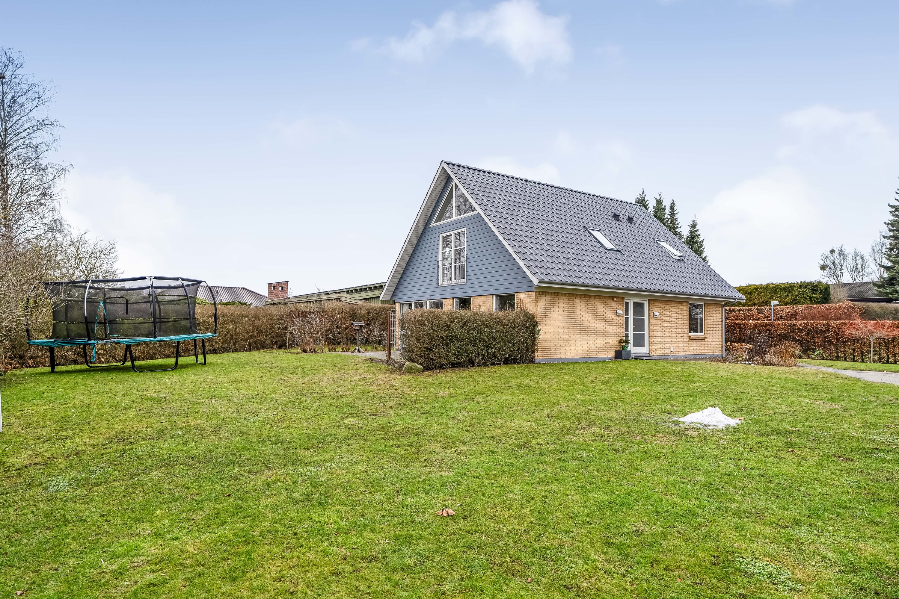 Fremhævet facade billede i fuldskærmstilstand. Billede af Smedievej 93, 3400 Hillerød