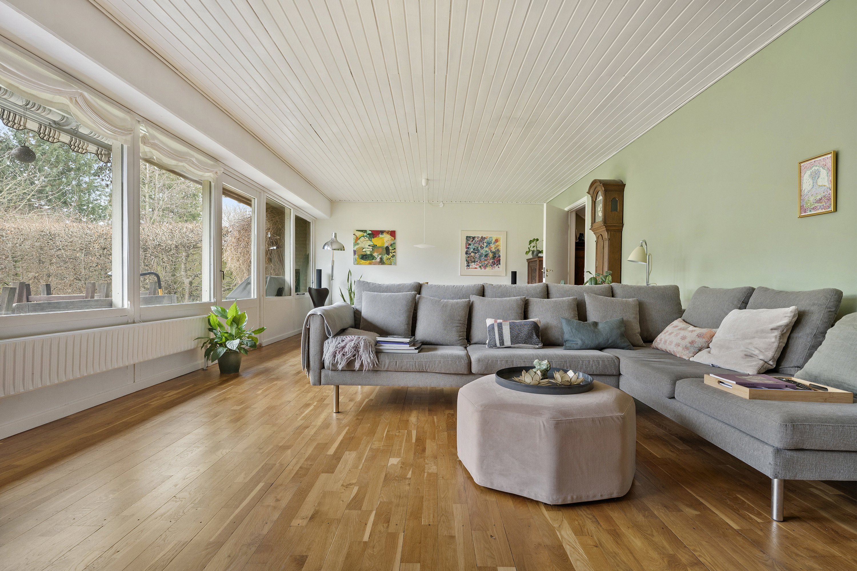 Fremhævet stue billede i fuldskærmstilstand. Billede af Ellesvinget 38, Trørød, 2950 Vedbæk