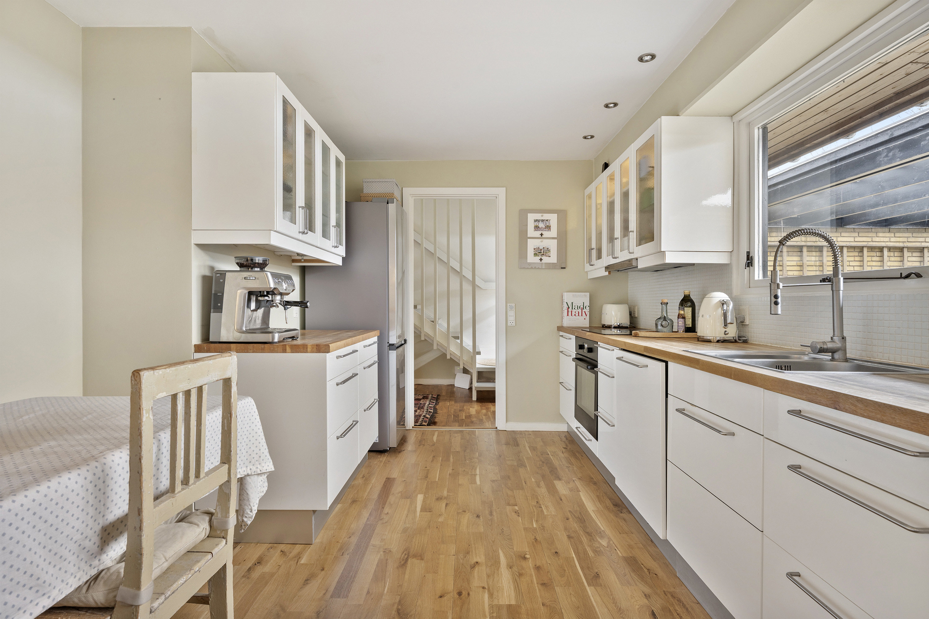 Fremhævet køkken billede i fuldskærmstilstand. Billede af Ellesvinget 38, Trørød, 2950 Vedbæk