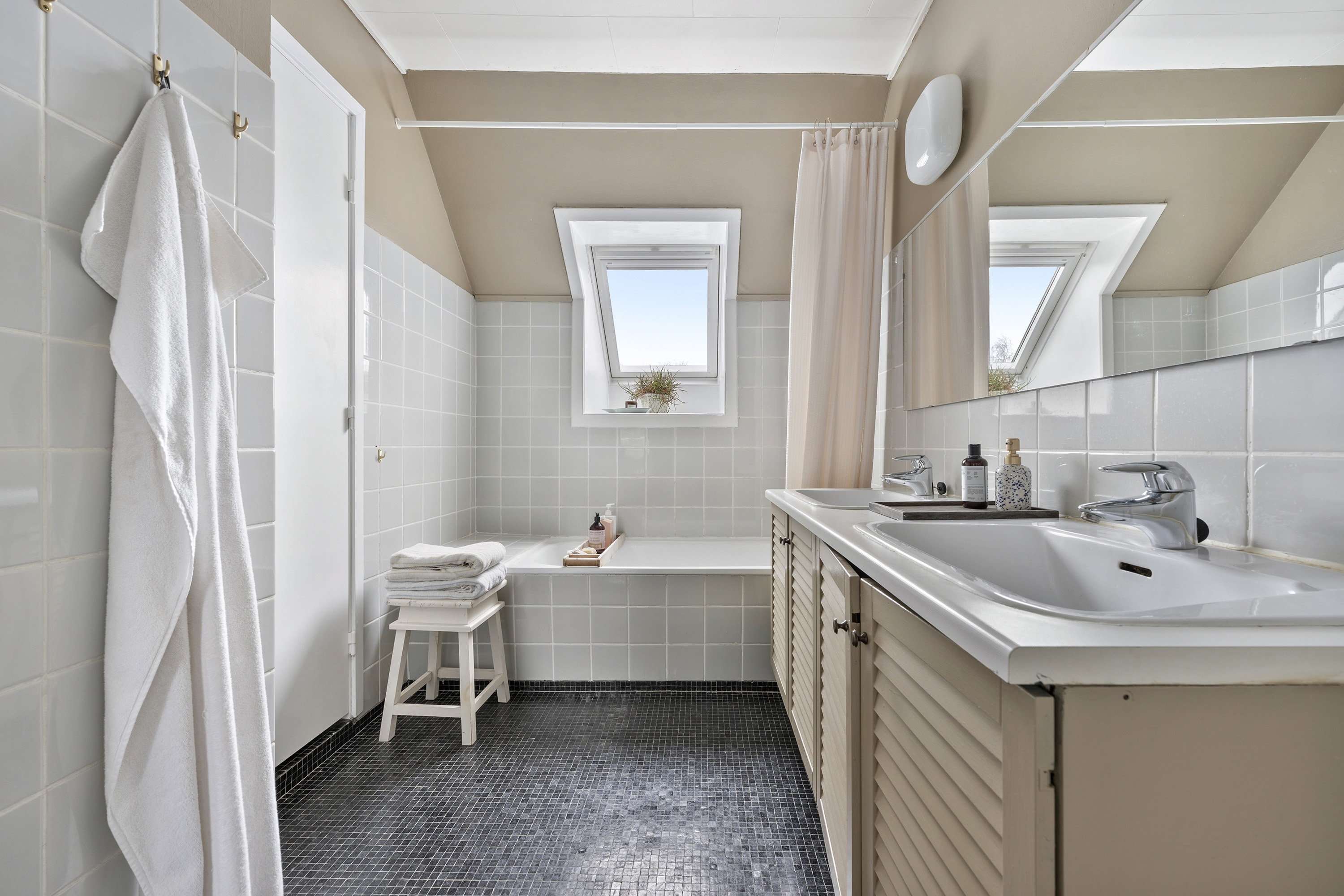 Fremhævet badeværelse billede i fuldskærmstilstand. Billede af Ellesvinget 38, Trørød, 2950 Vedbæk