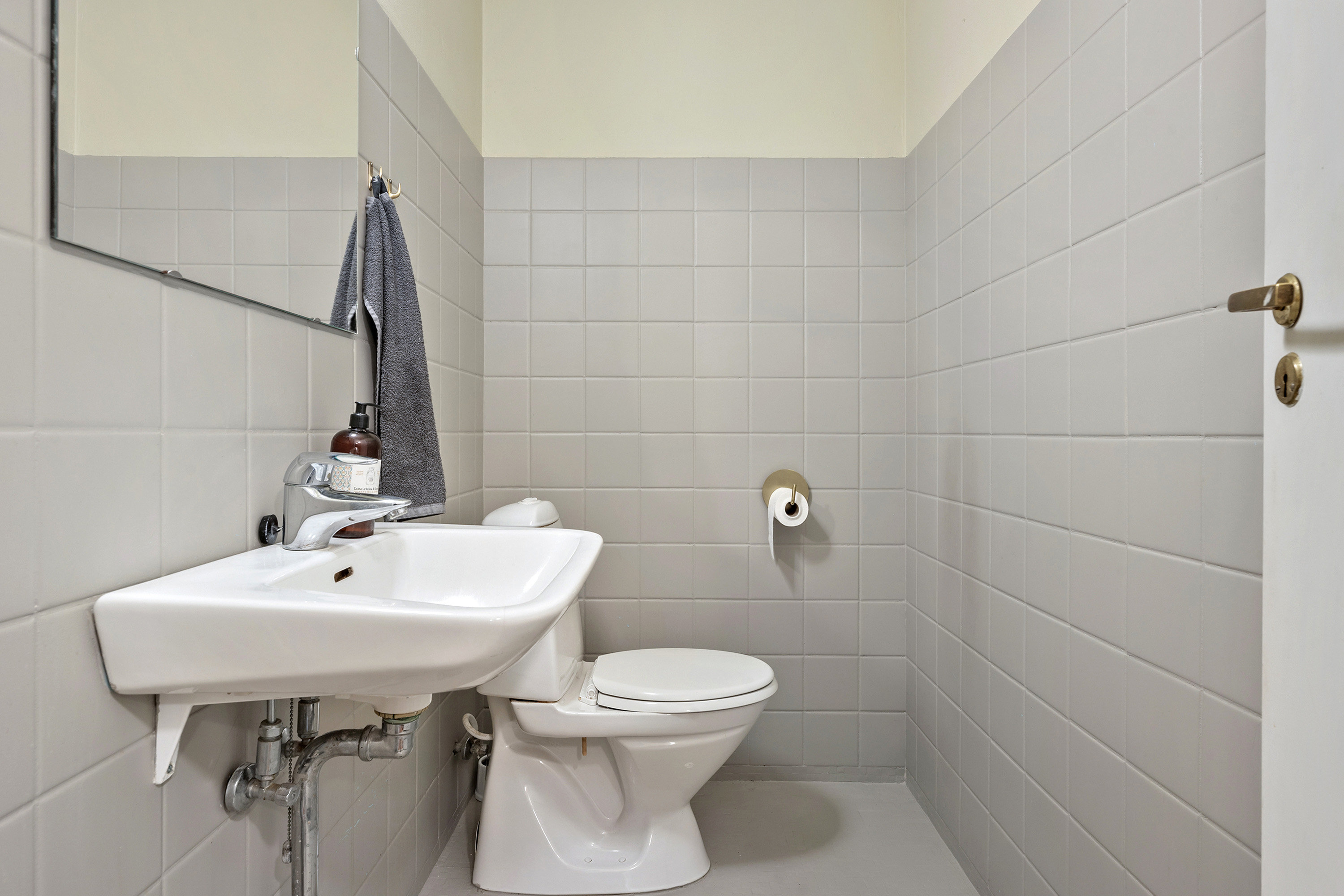 Fremhævet toilet billede i fuldskærmstilstand. Billede af Ellesvinget 38, Trørød, 2950 Vedbæk