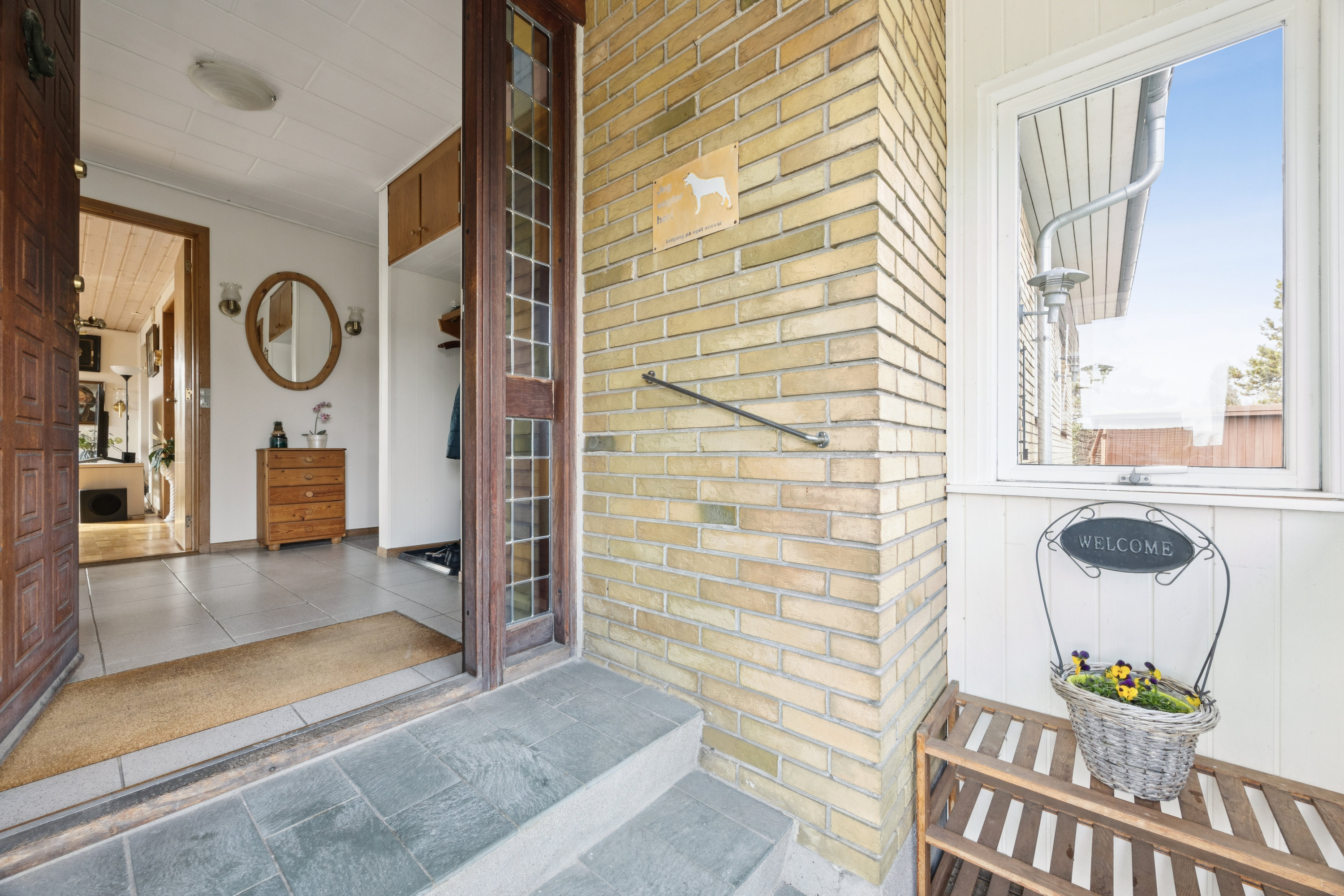 Fremhævet indgang billede i fuldskærmstilstand. Billede af Hundige Strandvej 114, 2670 Greve