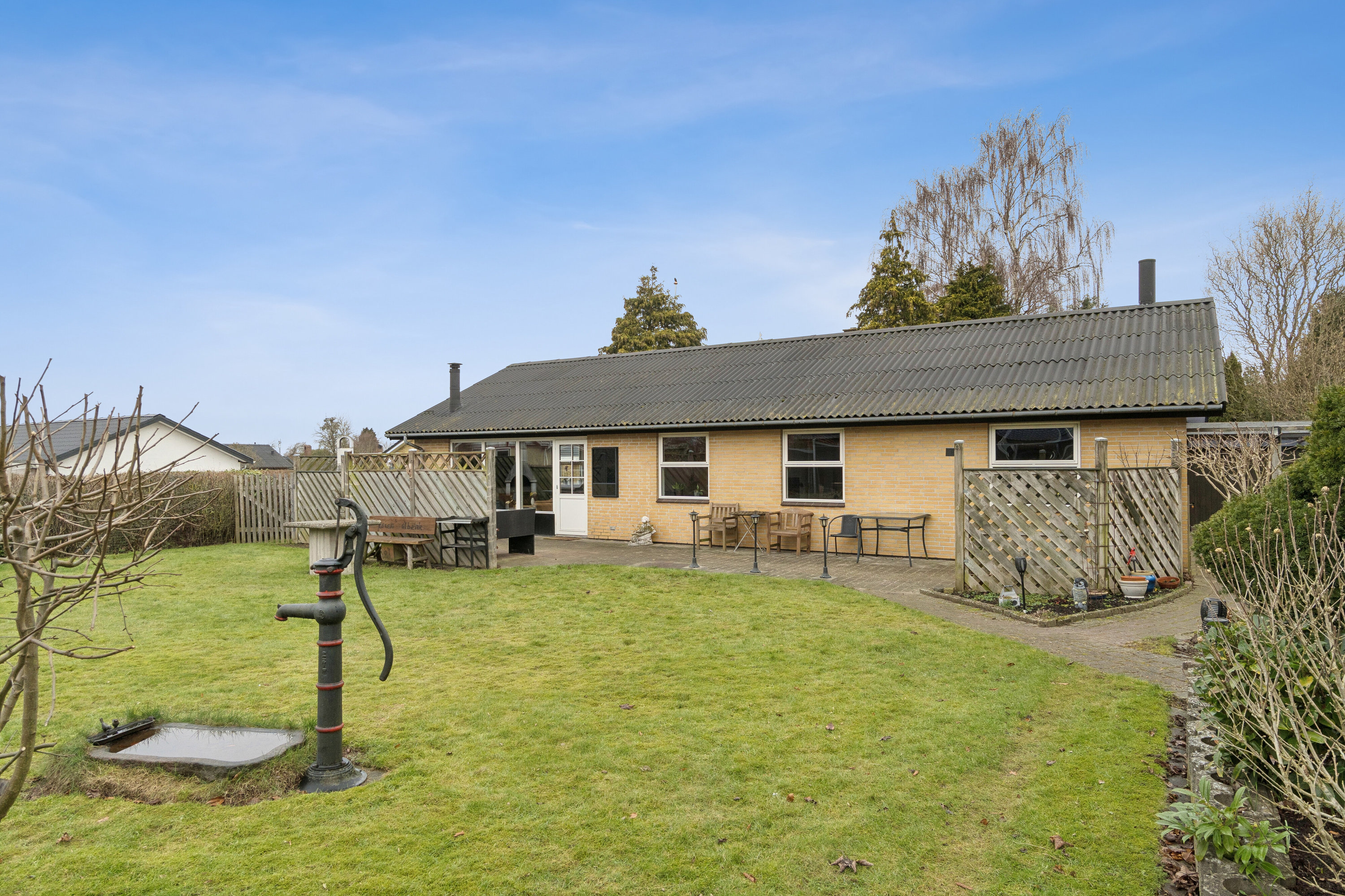 Fremhævet set fra haven billede i fuldskærmstilstand. Billede af Floraparken 27, 4690 Haslev