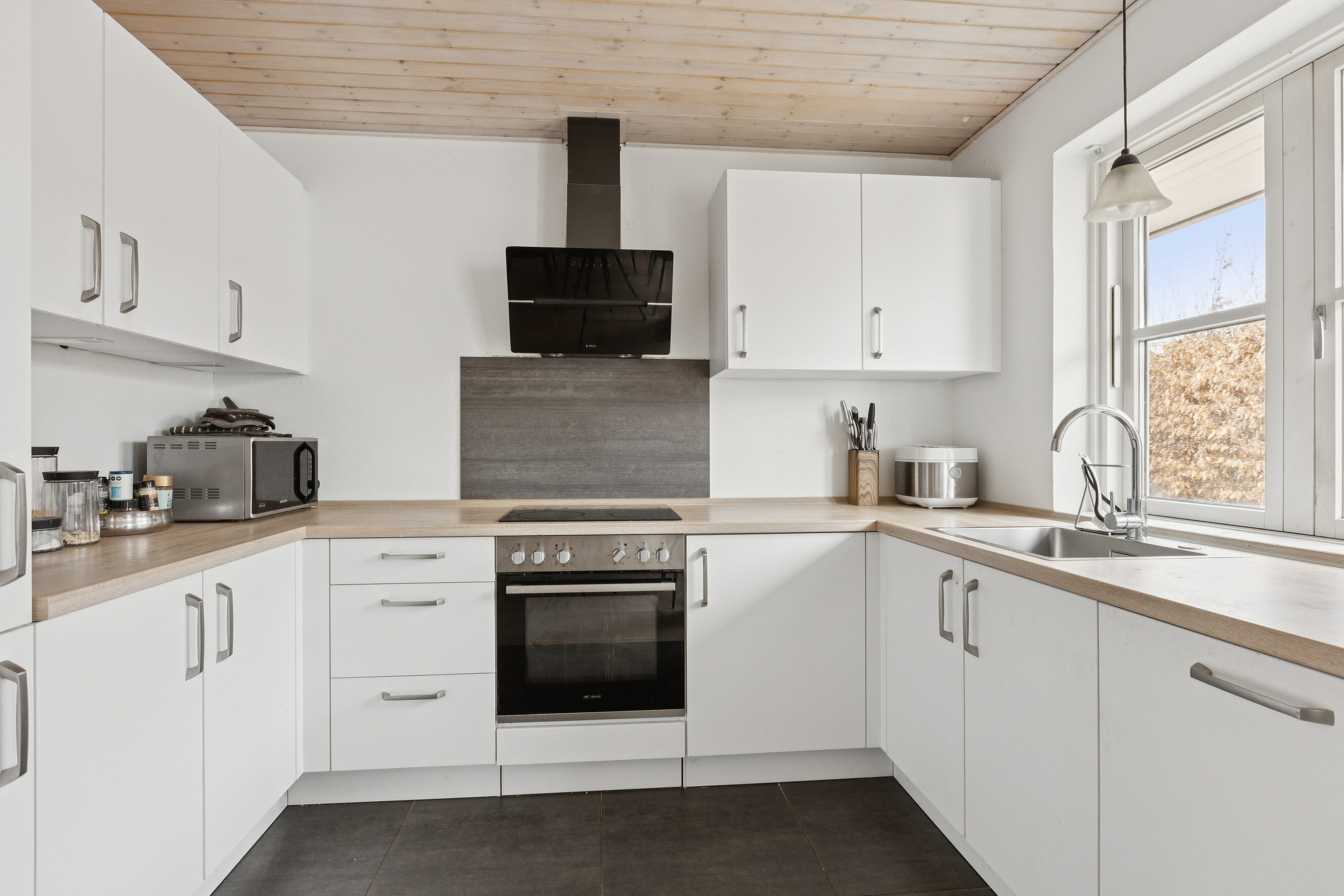 Fremhævet køkken billede i fuldskærmstilstand. Billede af Ole Rømers Vej 12, Haslev, 4690 Haslev