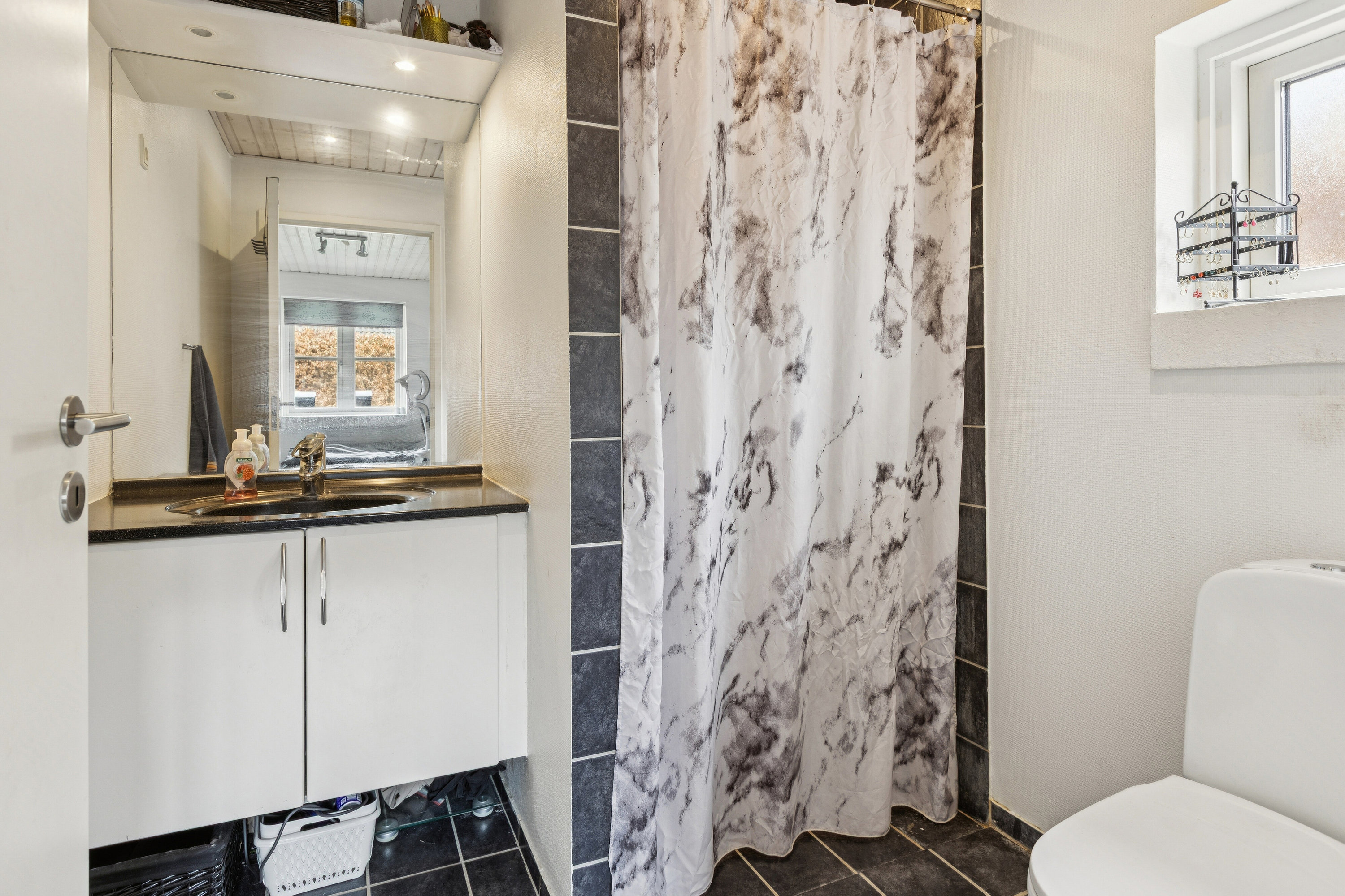 Fremhævet badeværelse billede i fuldskærmstilstand. Billede af Ole Rømers Vej 12, Haslev, 4690 Haslev