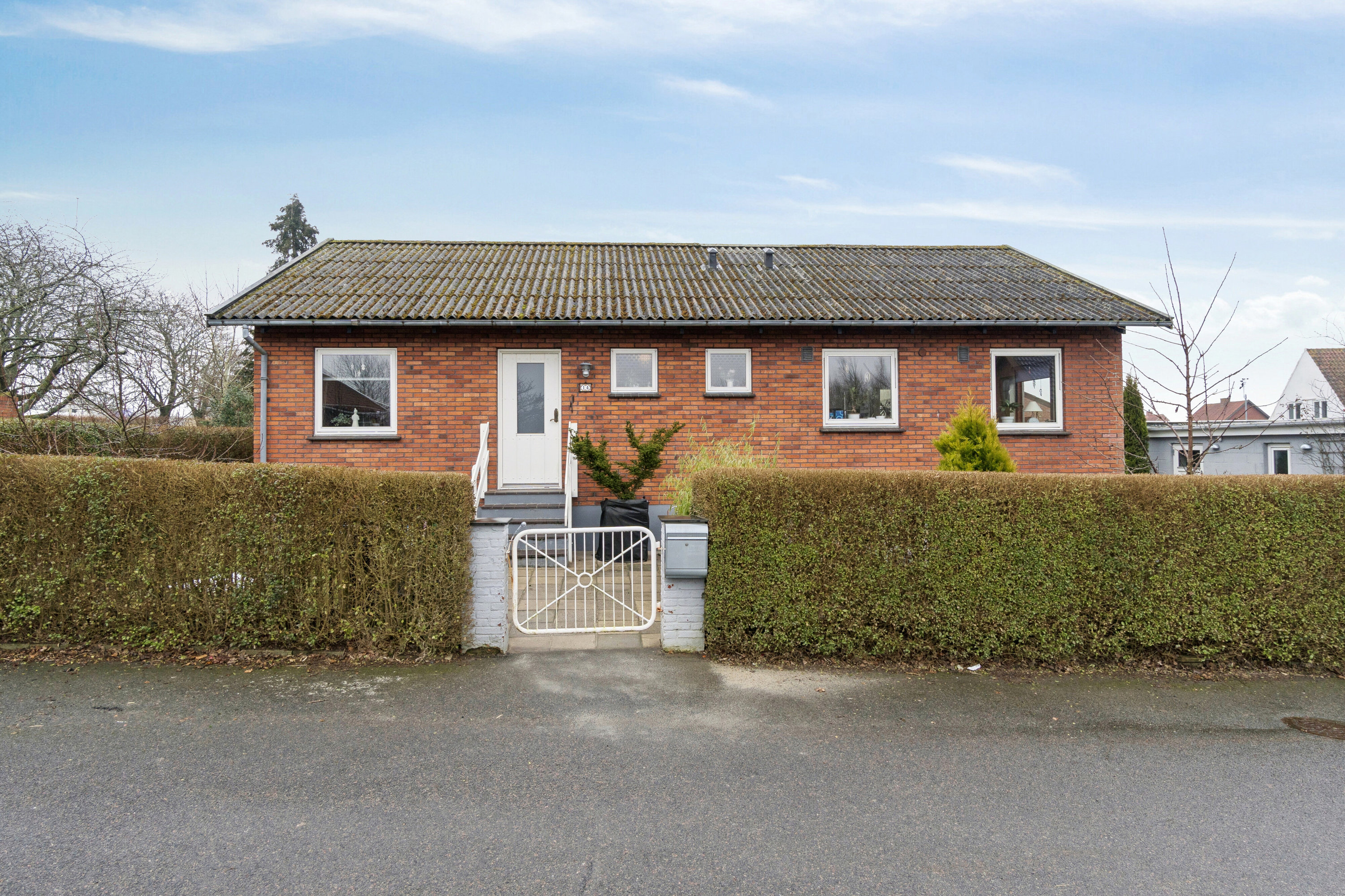 Fremhævet set fra vejen billede i fuldskærmstilstand. Billede af Jernbanevej 14, Klemensker, 3782 Klemensker