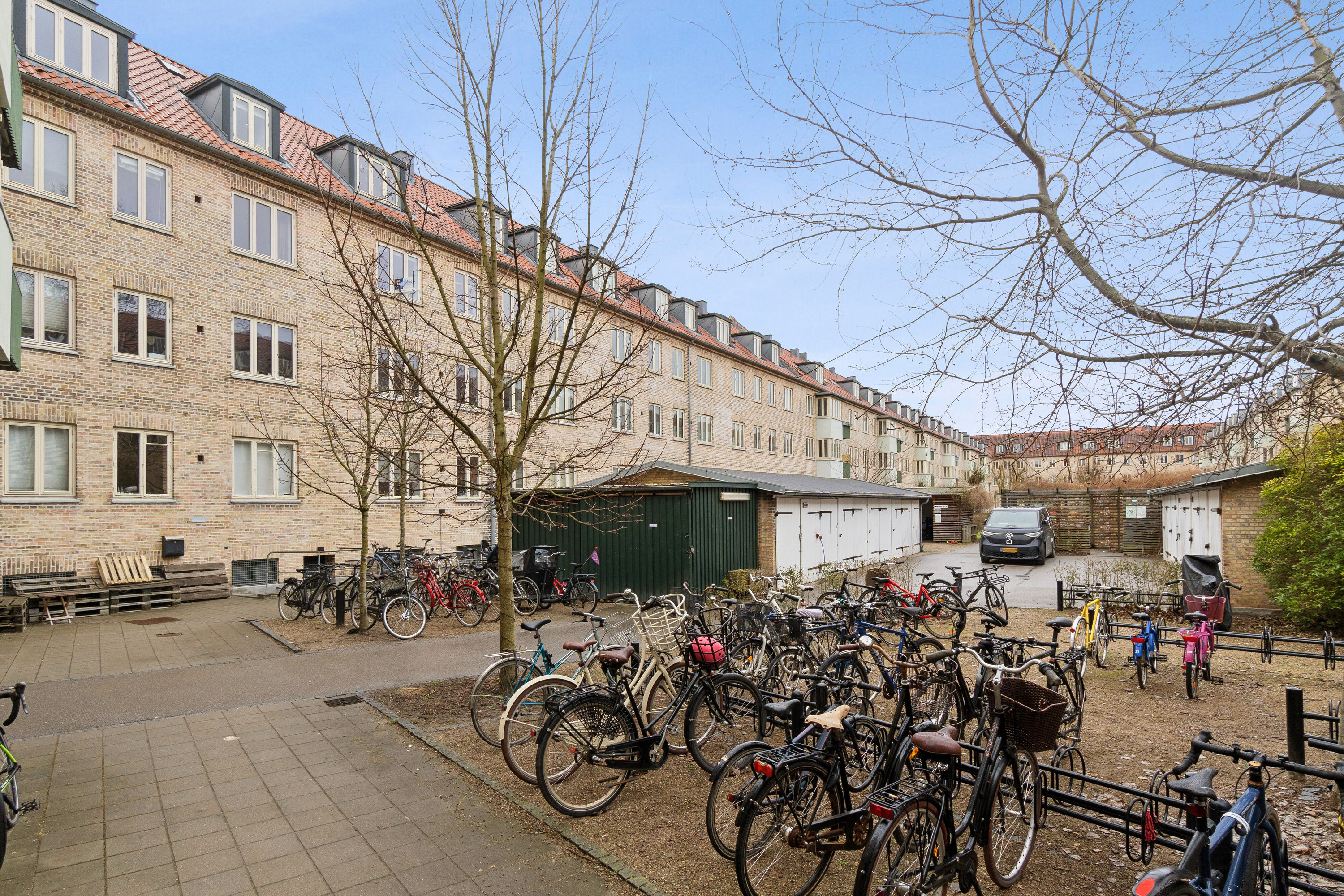 Fremhævet facade billede i fuldskærmstilstand. Billede af Offenbachsvej 33, 1. tv., 2450 København SV