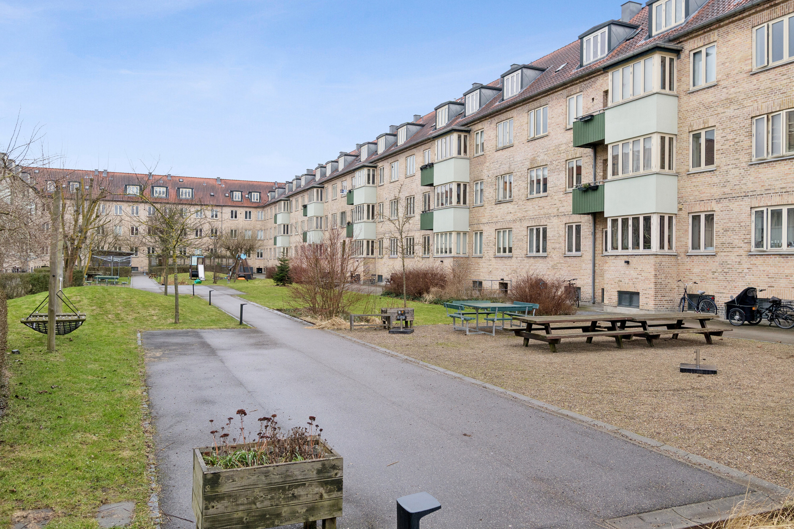 Fremhævet gårdmiljø billede i fuldskærmstilstand. Billede af Offenbachsvej 33, 1. tv., 2450 København SV