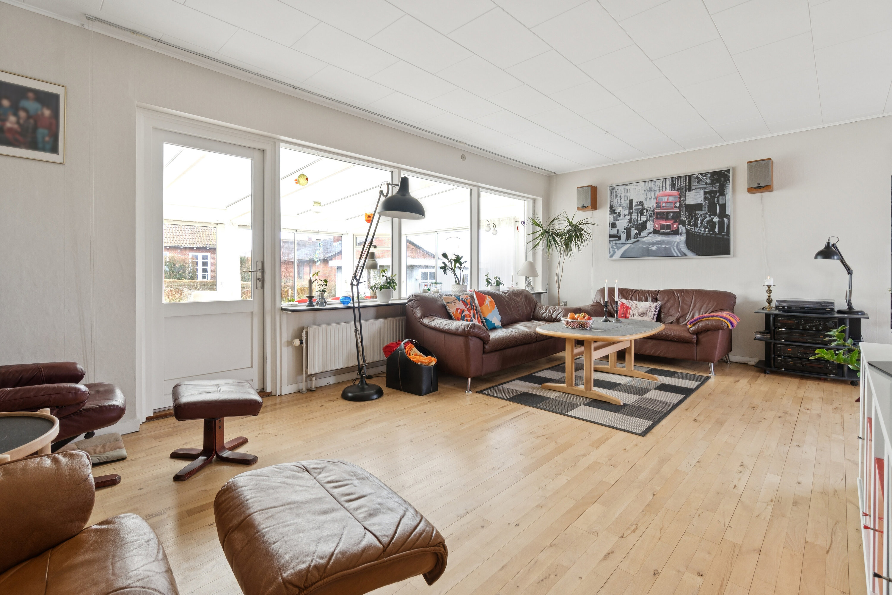 Fremhævet stue billede i fuldskærmstilstand. Billede af Jernbanevej 14, Klemensker, 3782 Klemensker