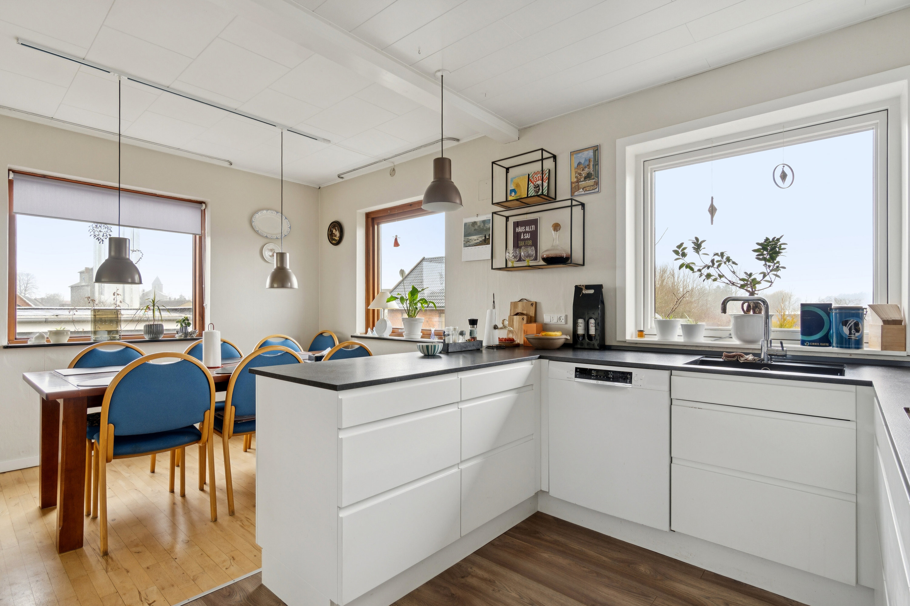 Fremhævet køkken billede i fuldskærmstilstand. Billede af Jernbanevej 14, Klemensker, 3782 Klemensker