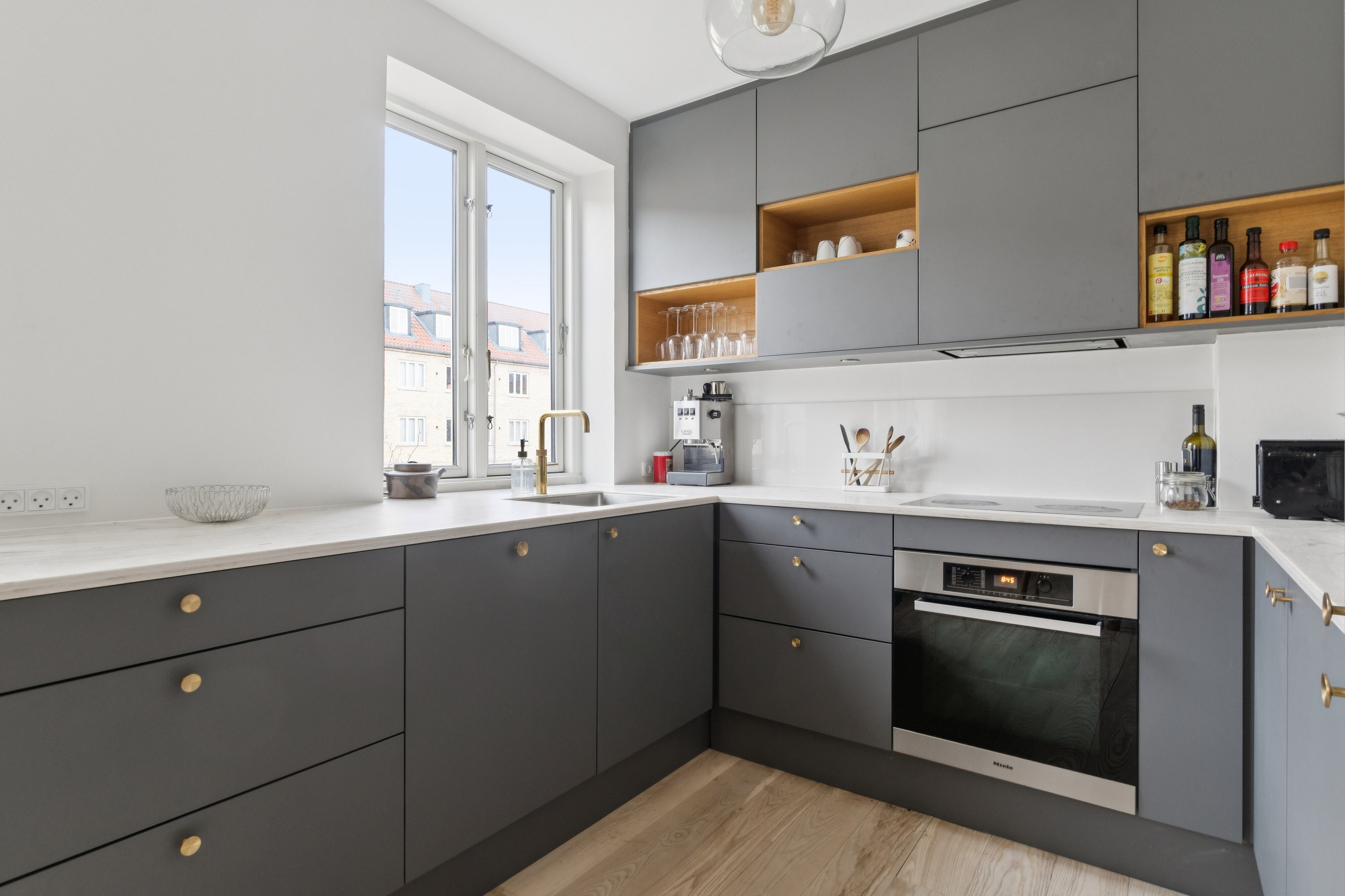 Fremhævet køkken billede i fuldskærmstilstand. Billede af Offenbachsvej 33, 1. tv., 2450 København SV