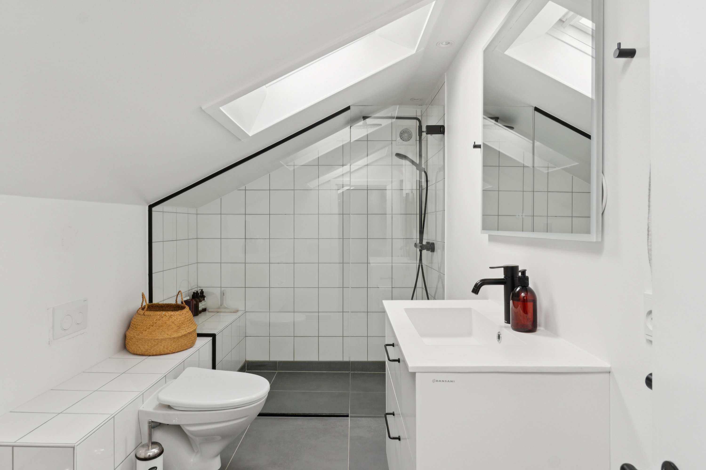 Fremhævet badeværelse billede i fuldskærmstilstand. Billede af Gartnersvinget 11, 2800 Kongens Lyngby