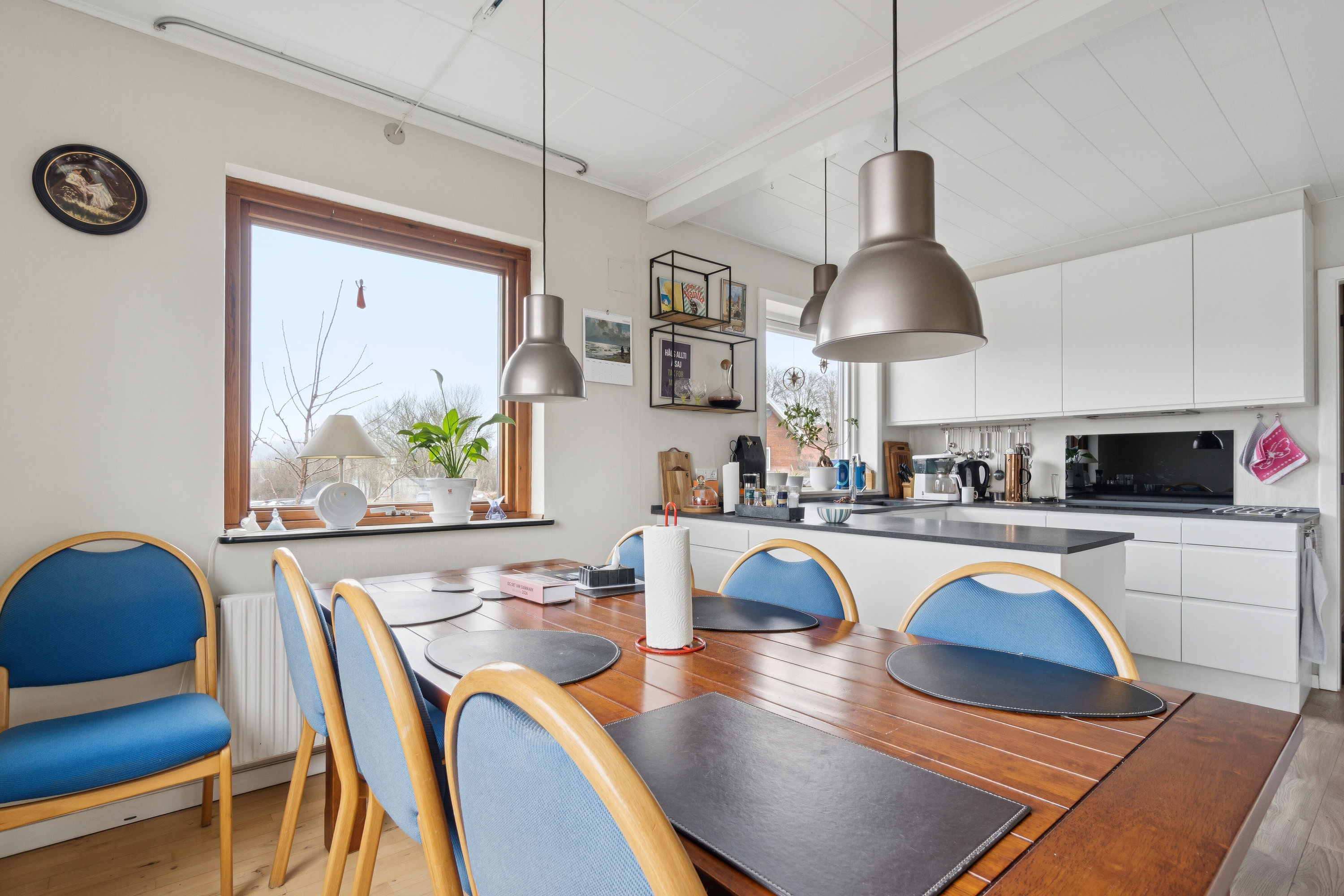 Fremhævet spisestue billede i fuldskærmstilstand. Billede af Jernbanevej 14, Klemensker, 3782 Klemensker