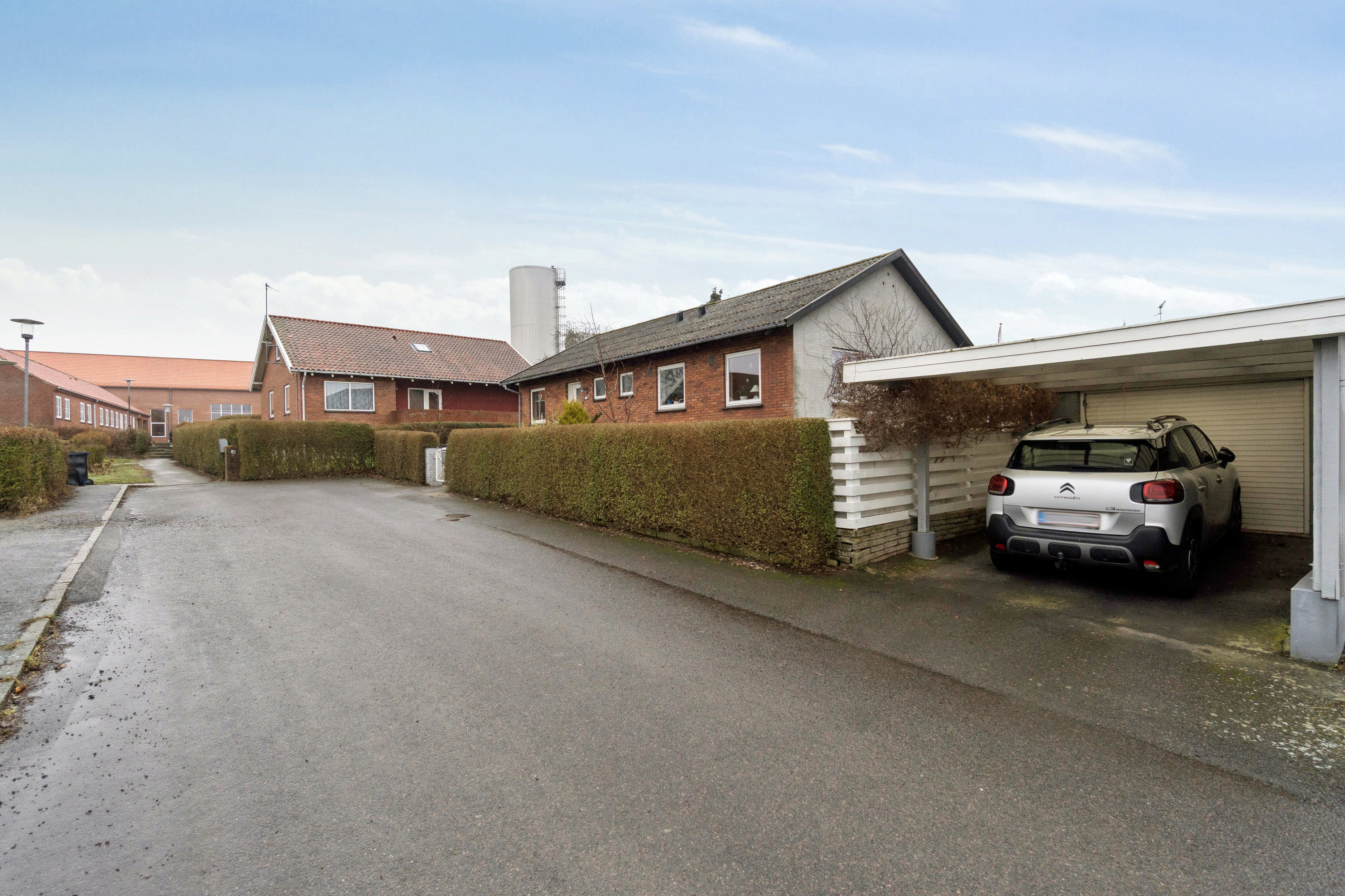 Fremhævet set fra vejen billede i fuldskærmstilstand. Billede af Jernbanevej 14, Klemensker, 3782 Klemensker