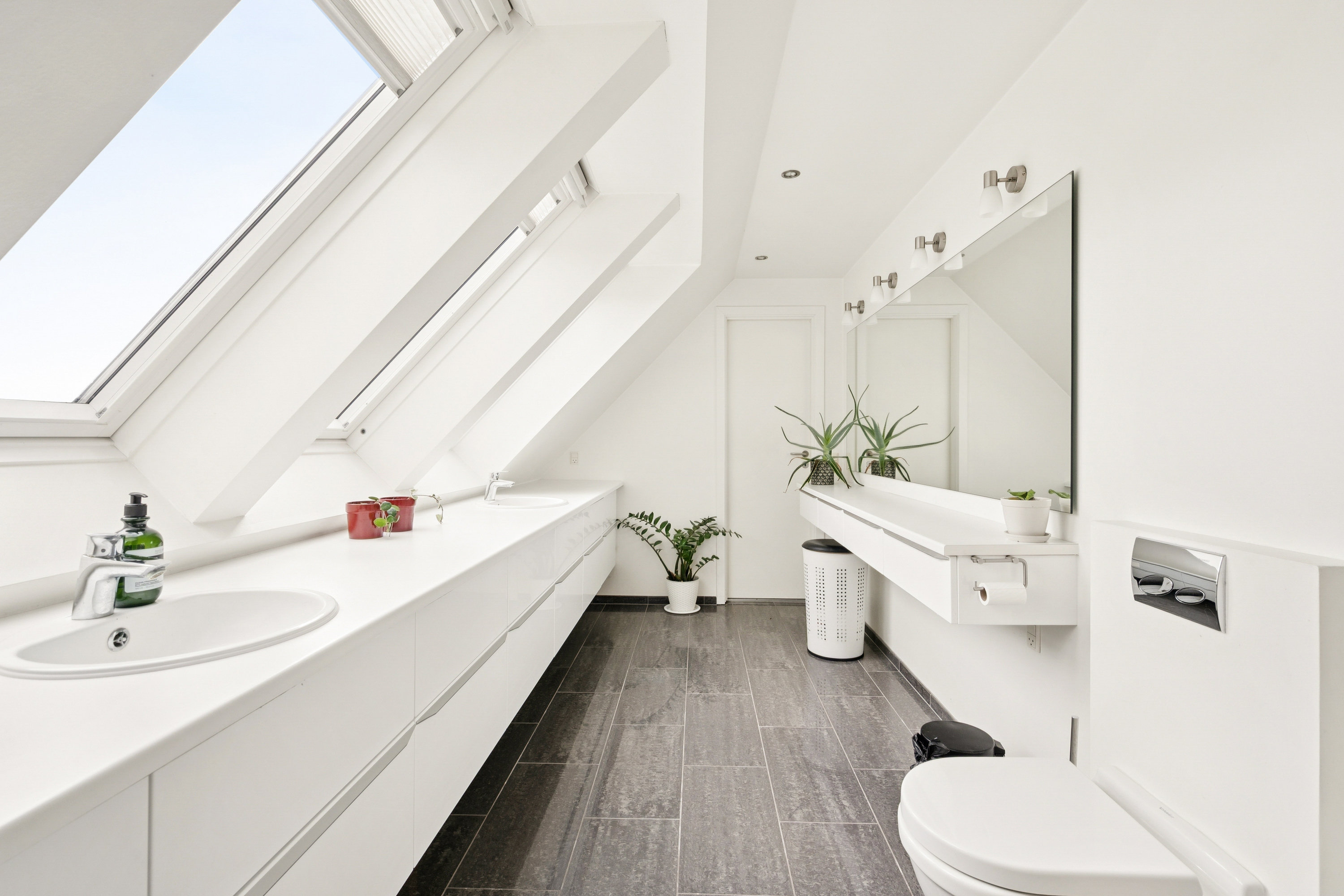 Fremhævet badeværelse billede i fuldskærmstilstand. Billede af Bøgevej 11, 8382 Hinnerup