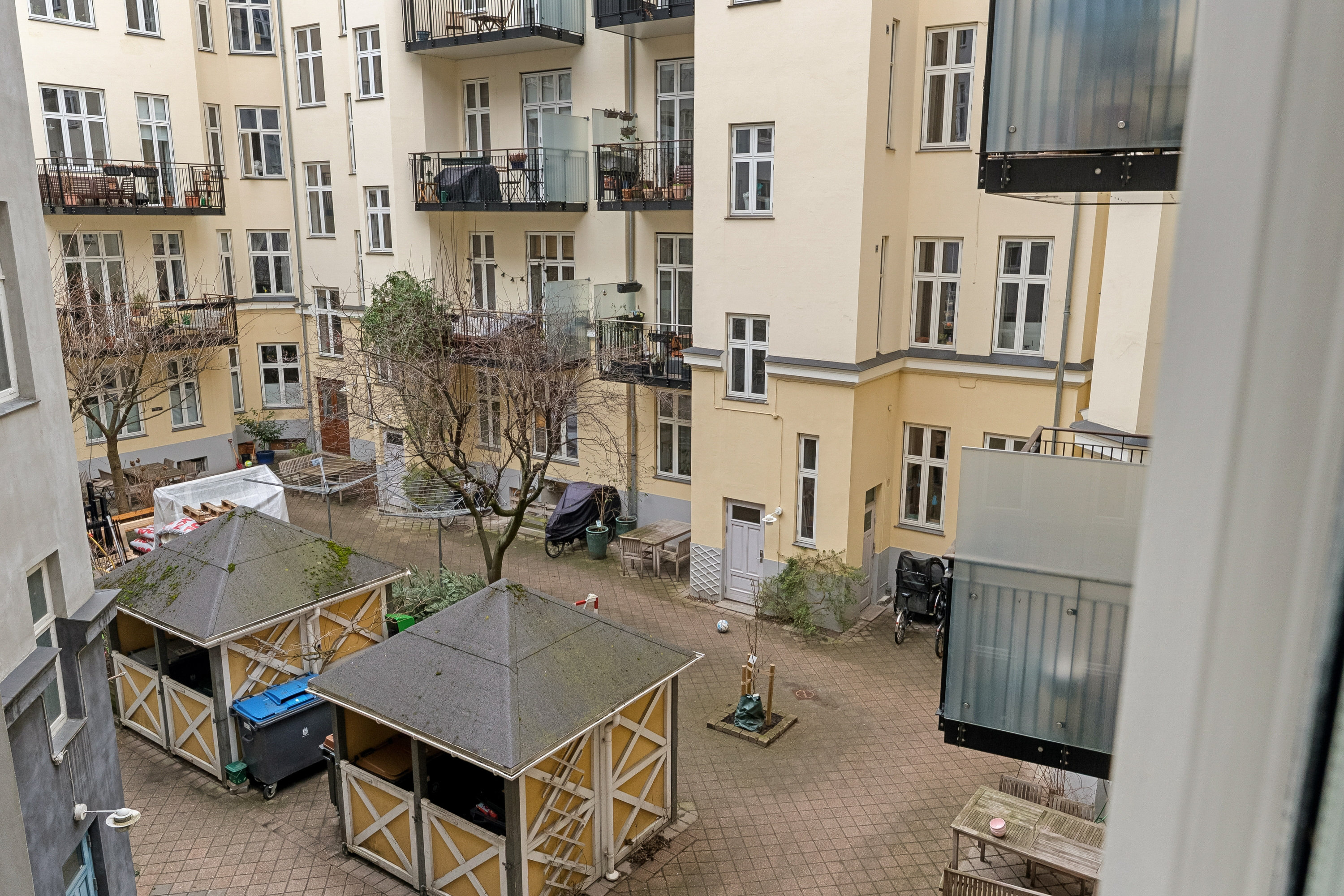 Fremhævet andet billede i fuldskærmstilstand. Billede af Middelfartgade 4, 2. tv., 2100 København Ø