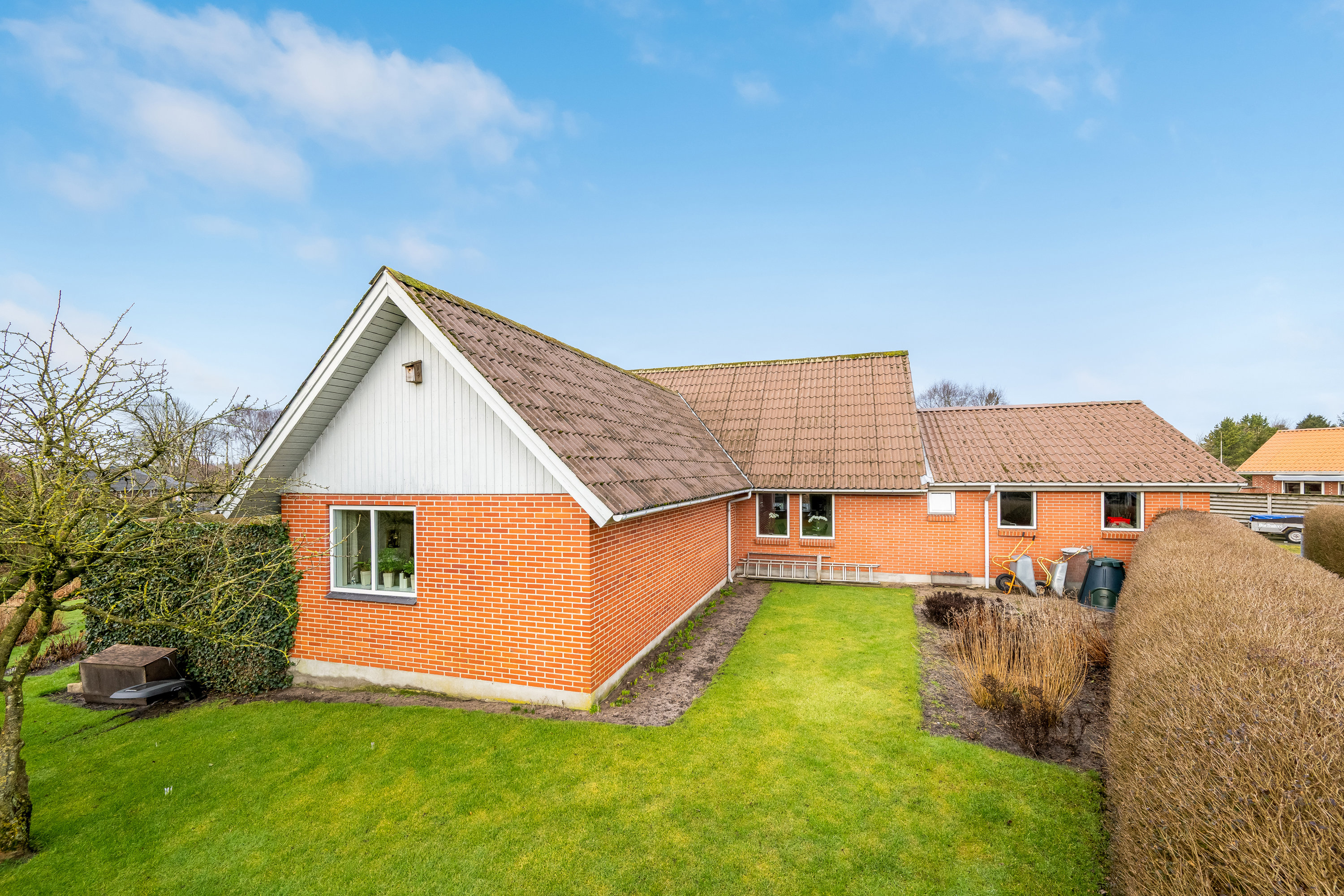 Fremhævet facade billede i fuldskærmstilstand. Billede af Vejlen 4, 6900 Skjern