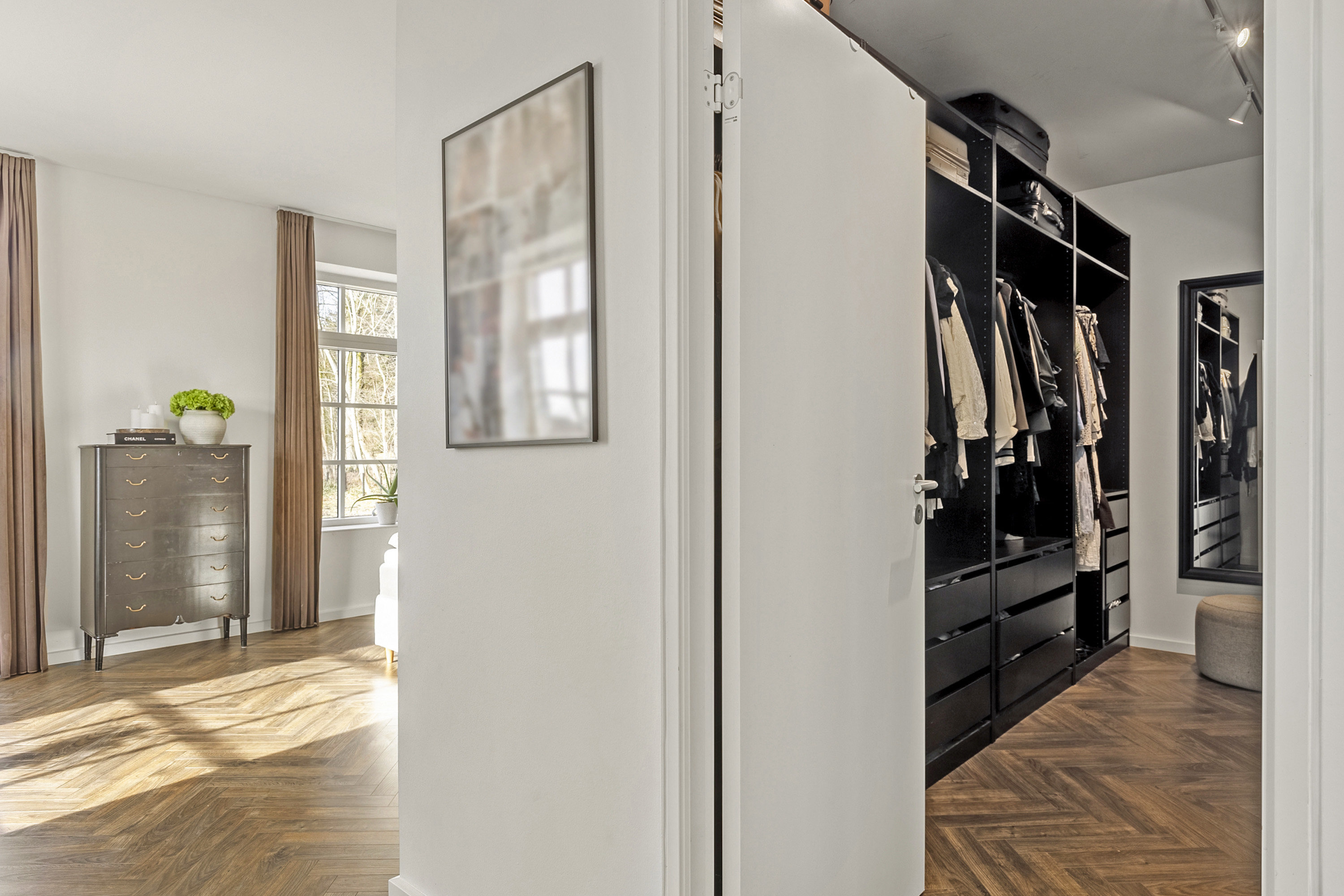 Fremhævet soveværelse/walk in closet billede i fuldskærmstilstand. Billede af Ø. Skibelundvej 56, 6600 Vejen