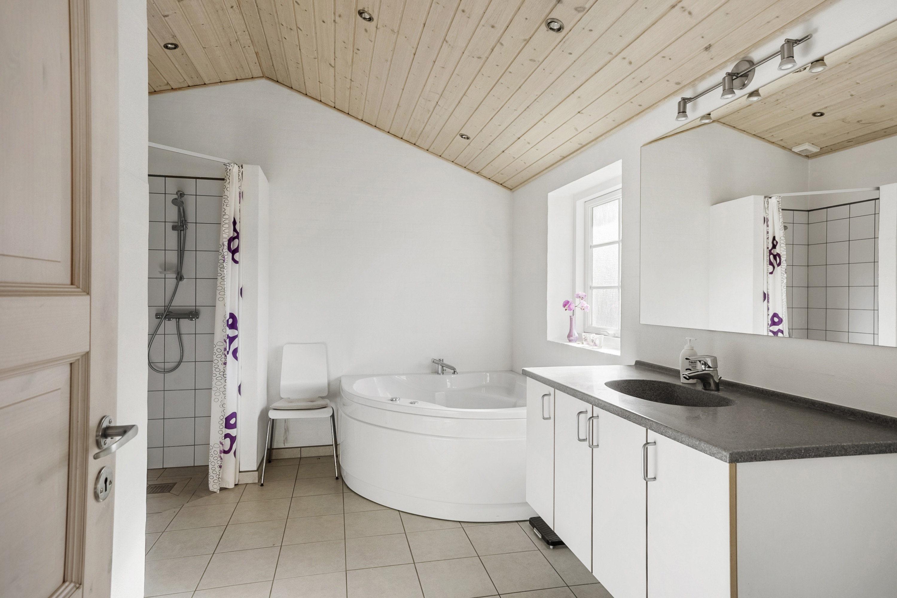 Fremhævet badeværelse billede i fuldskærmstilstand. Billede af Svollingvej 76, Husby, 6990 Ulfborg