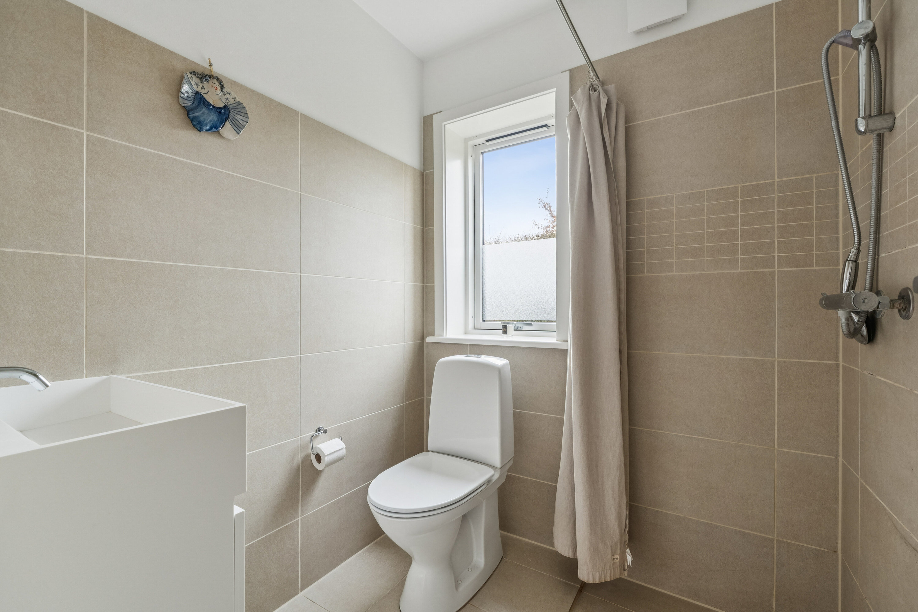 Fremhævet badeværelse billede i fuldskærmstilstand. Billede af Egelunden 28, Tollerup, 3370 Melby