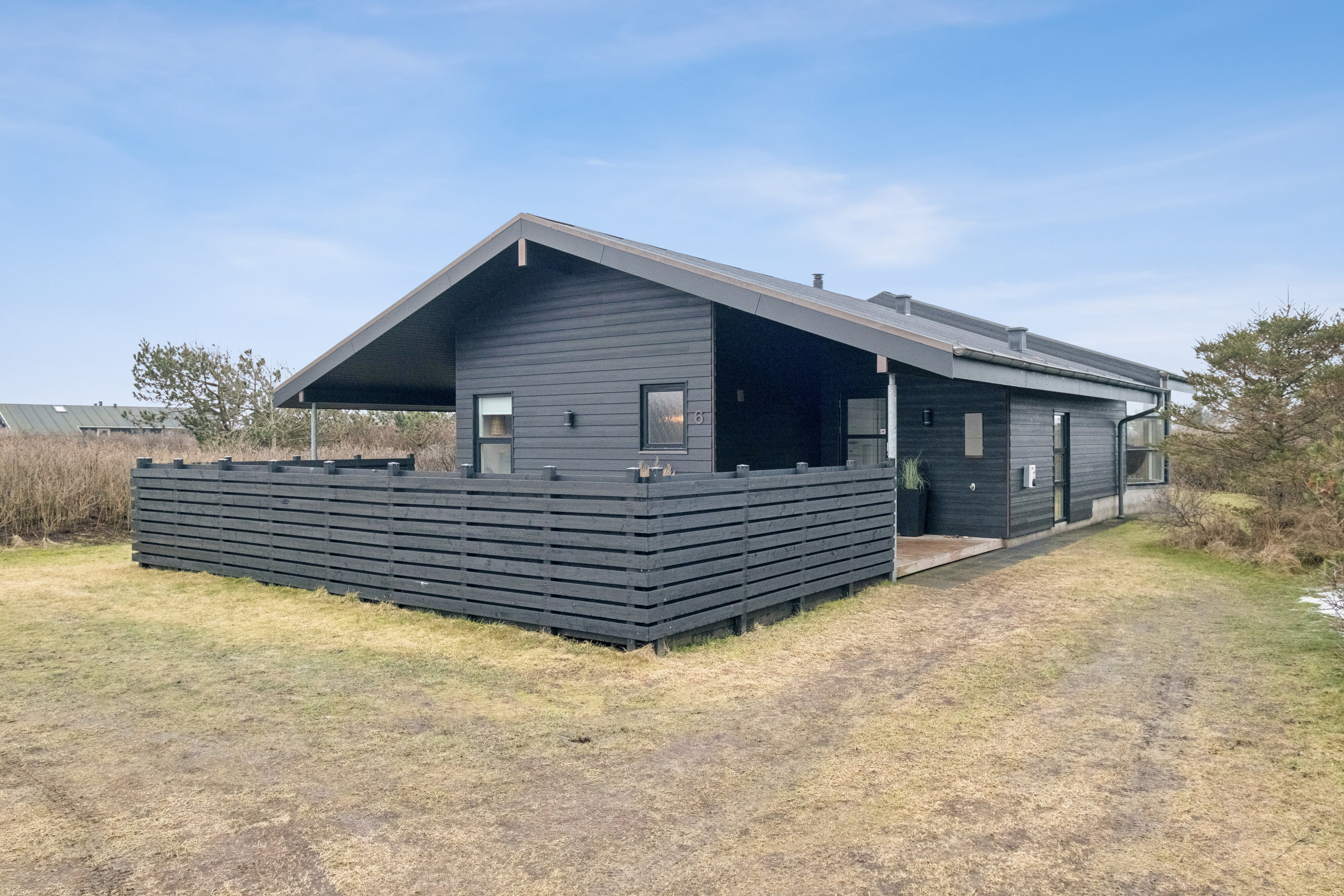 Fremhævet set fra haven billede i fuldskærmstilstand. Billede af Augustvej 6, Skal Klit, 9800 Hjørring