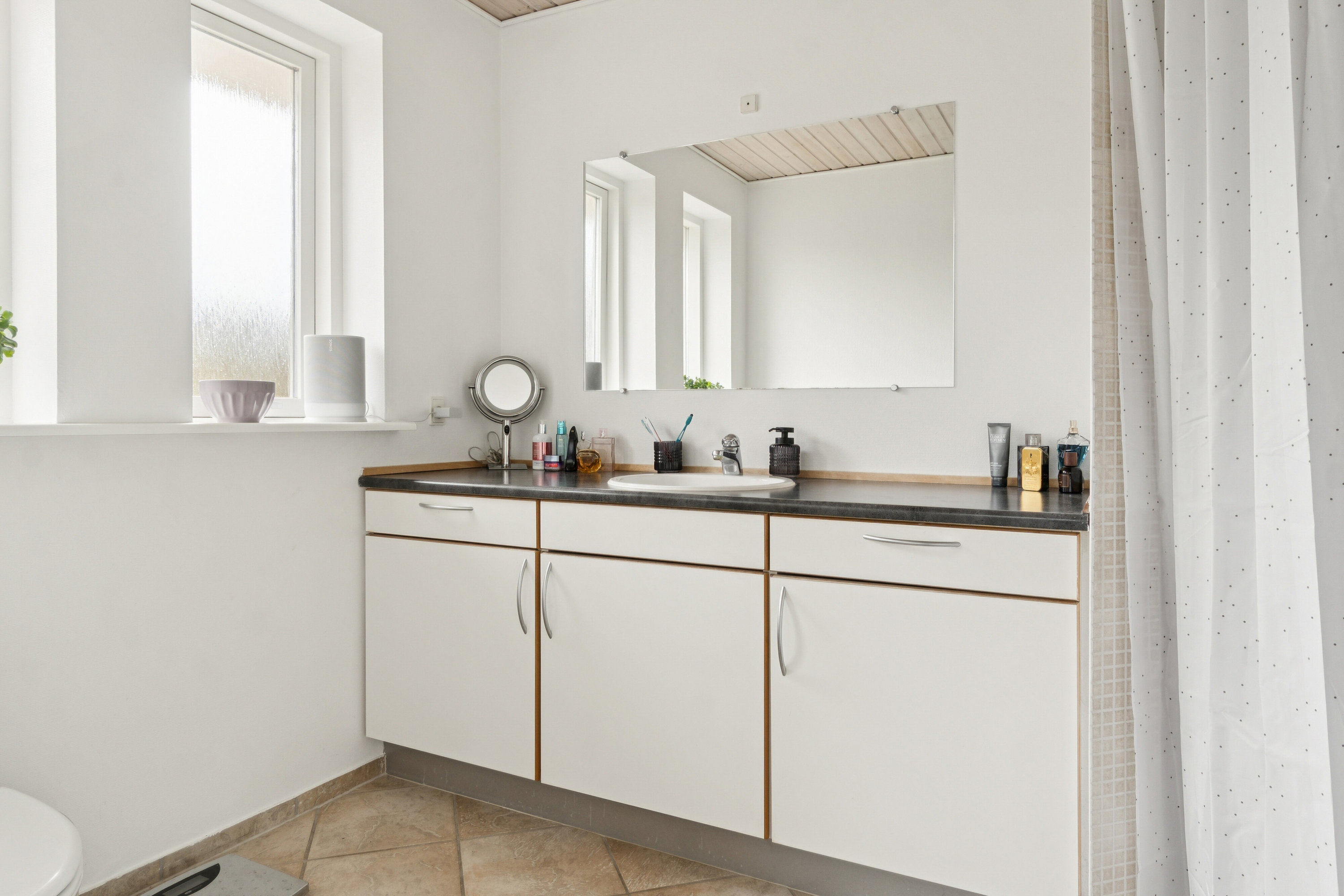 Fremhævet badeværelse billede i fuldskærmstilstand. Billede af Pærevej 7, 4070 Kirke Hyllinge