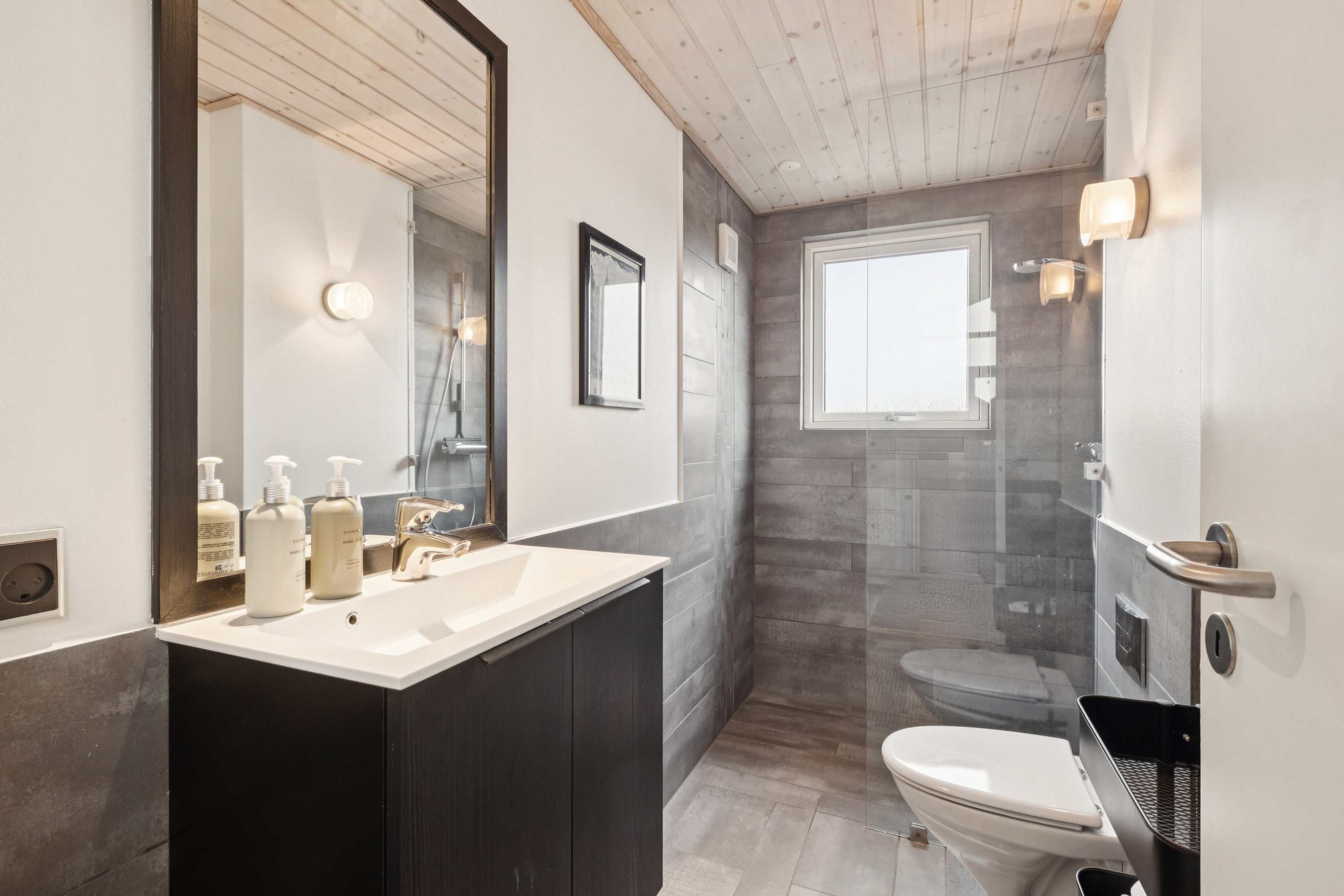 Fremhævet badeværelse billede i fuldskærmstilstand. Billede af Augustvej 6, Skal Klit, 9800 Hjørring