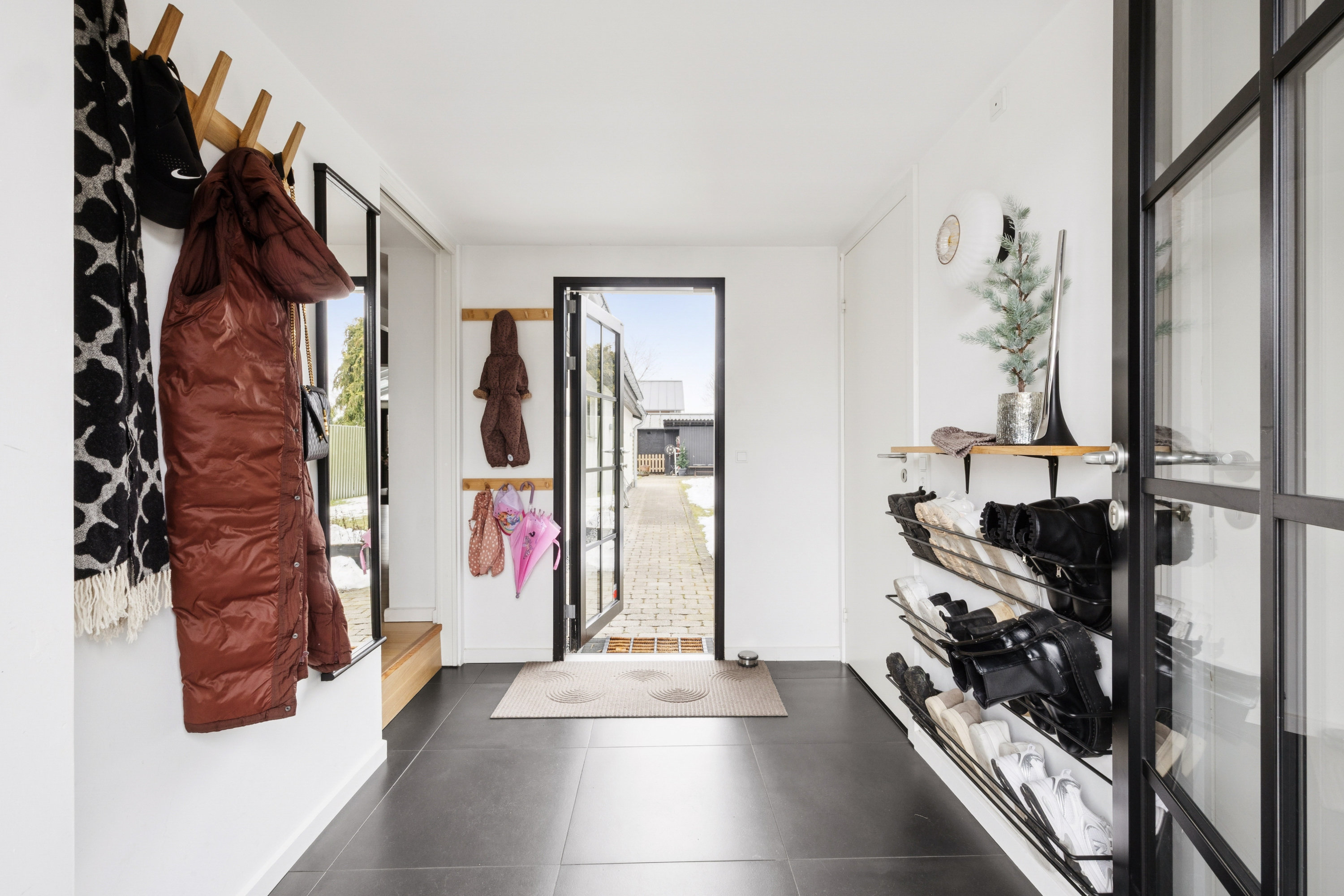 Fremhævet gang billede i fuldskærmstilstand. Billede af Snerlevej 5, 2670 Greve