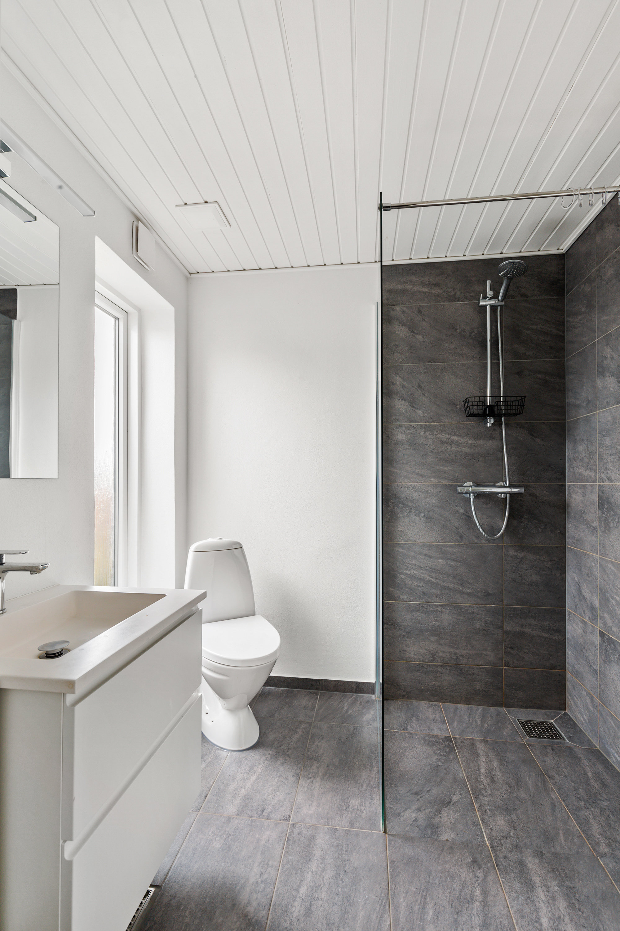 Fremhævet badeværelse billede i fuldskærmstilstand. Billede af Skolevej 32, 9490 Pandrup