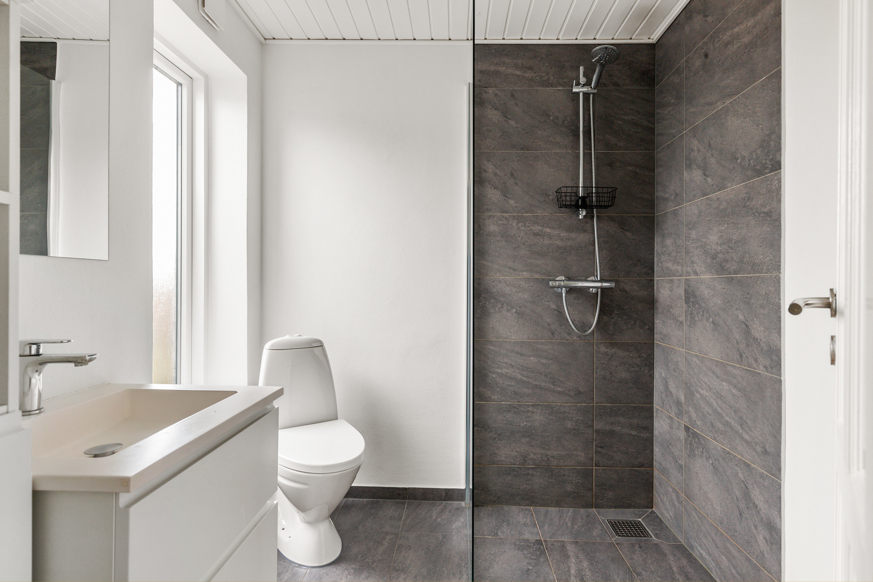 Fremhævet badeværelse billede i fuldskærmstilstand. Billede af Skolevej 32, 9490 Pandrup