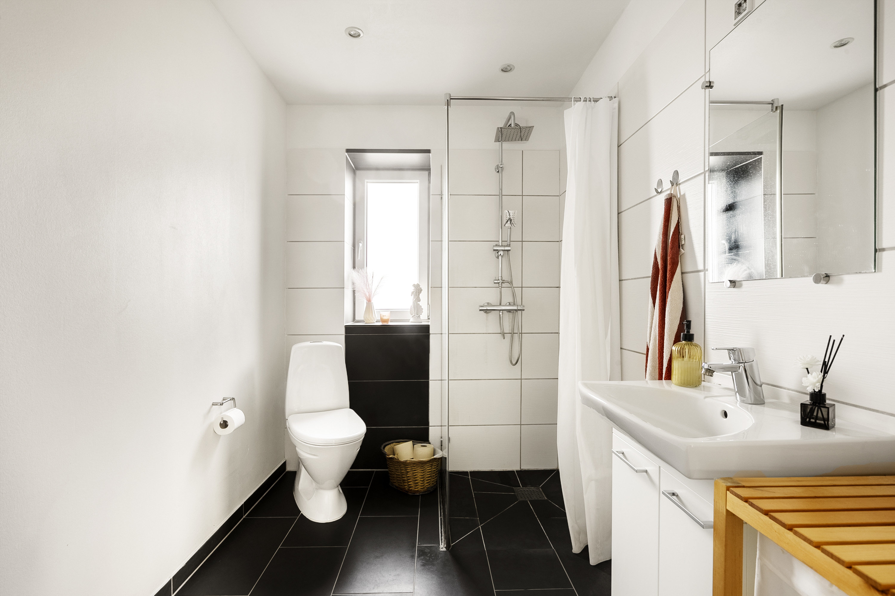 Fremhævet badeværelse billede i fuldskærmstilstand. Billede af Varnæsvej 589, Ny Skovbøl, 6200 Aabenraa