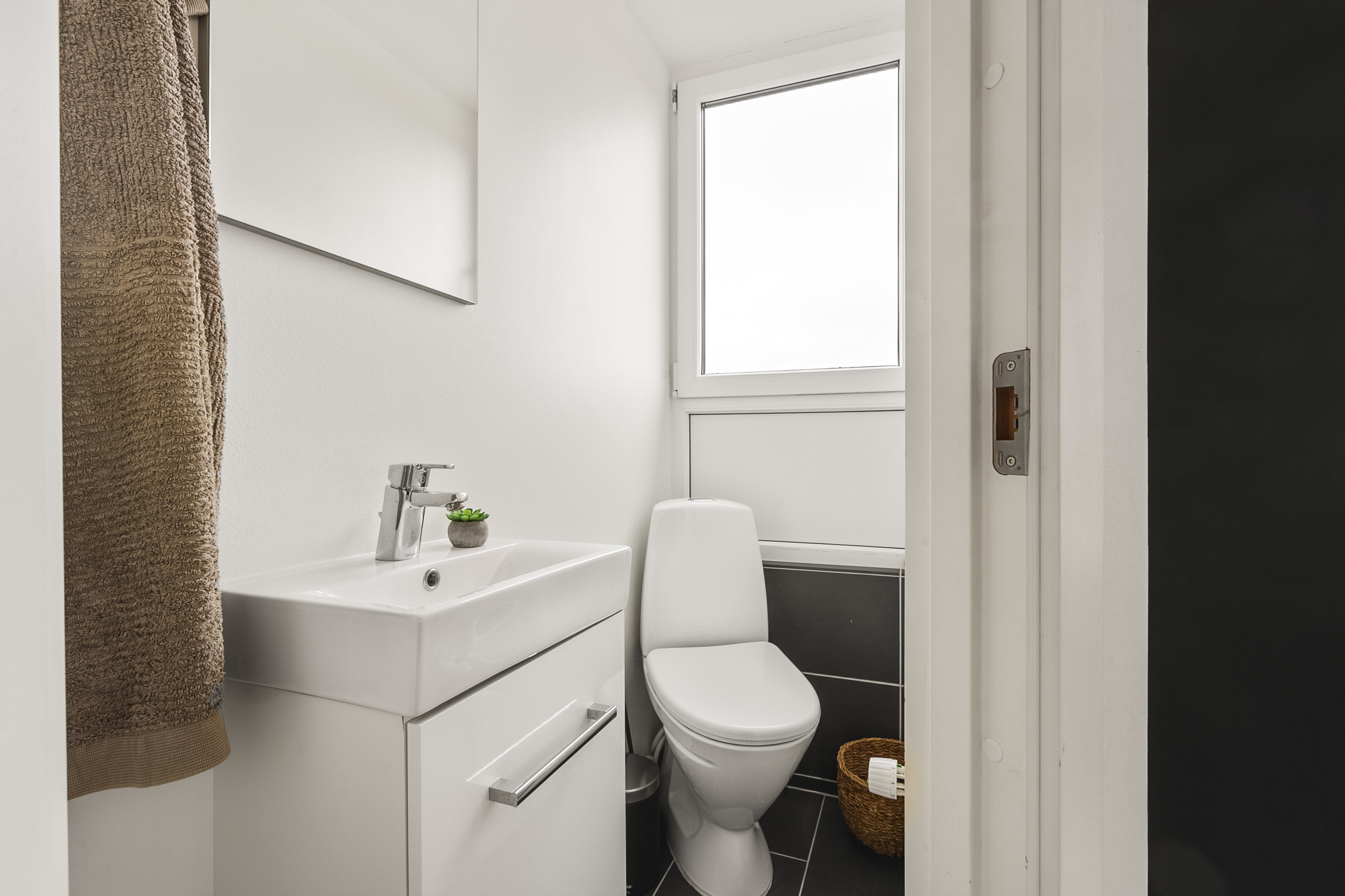 Fremhævet toilet billede i fuldskærmstilstand. Billede af Varnæsvej 589, Ny Skovbøl, 6200 Aabenraa