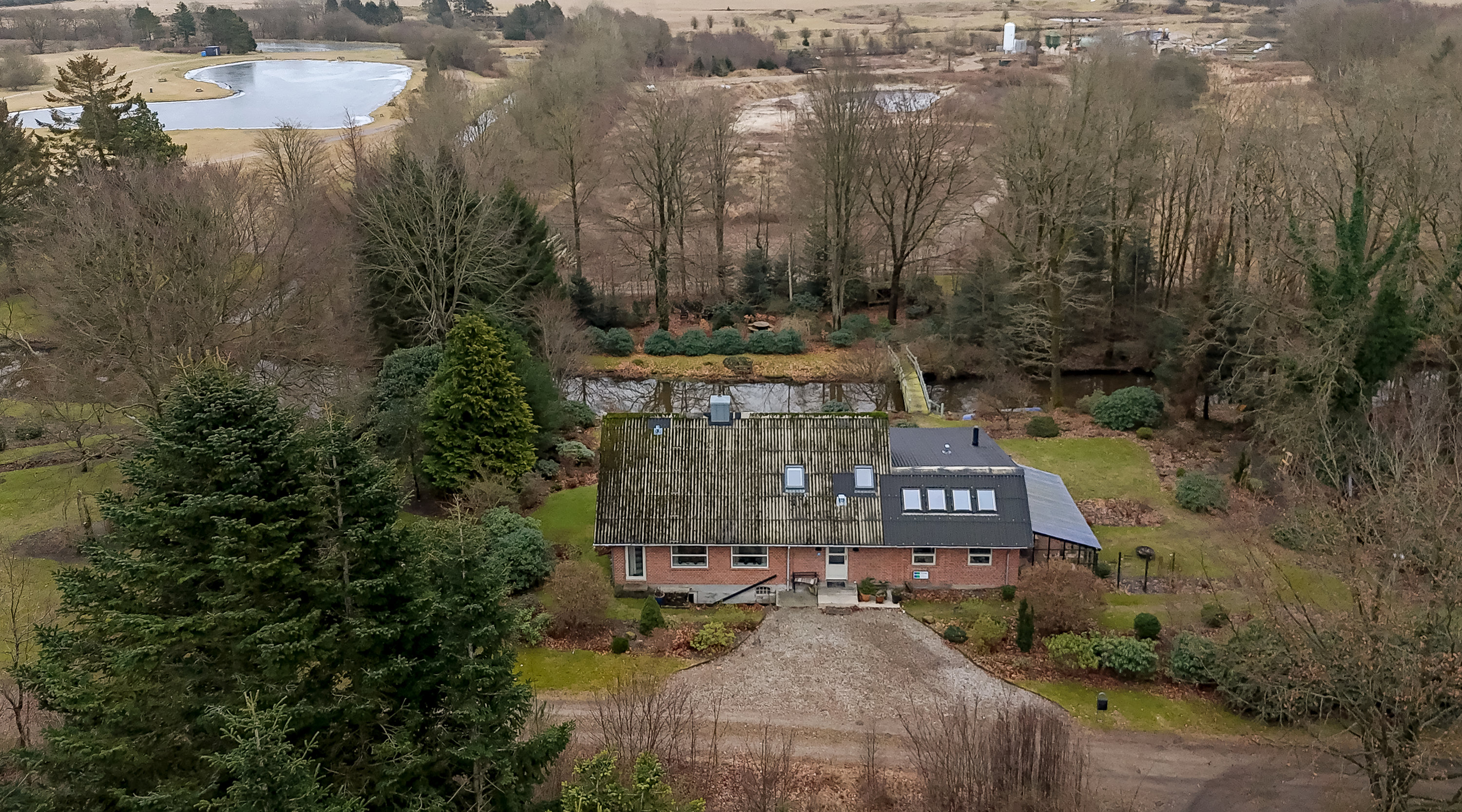 Fremhævet luftfoto billede i fuldskærmstilstand. Billede af Skjernvej 121, Skarrild, 6933 Kibæk