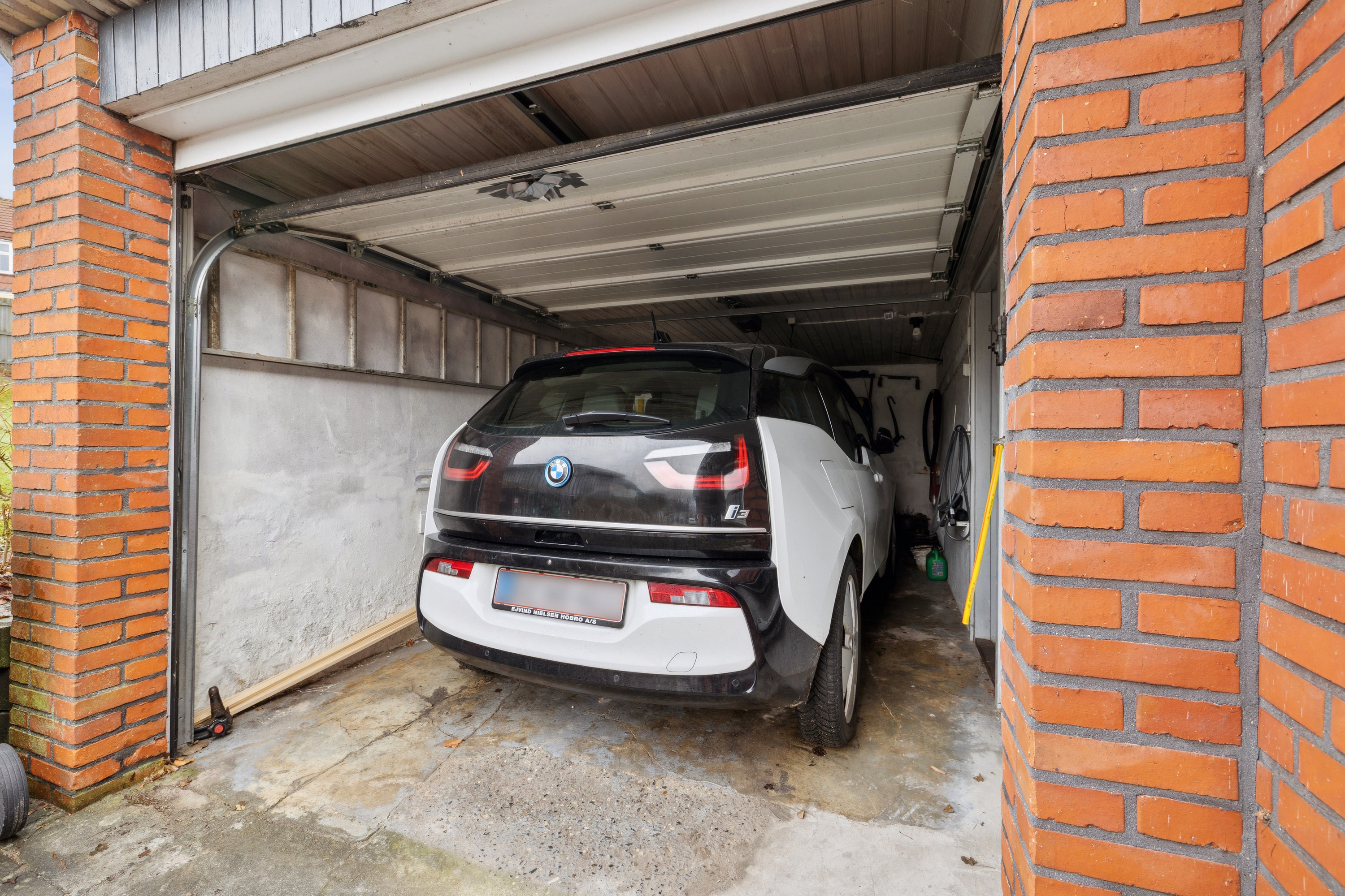 Fremhævet garage billede i fuldskærmstilstand. Billede af Hovangsvej 16, 9500 Hobro