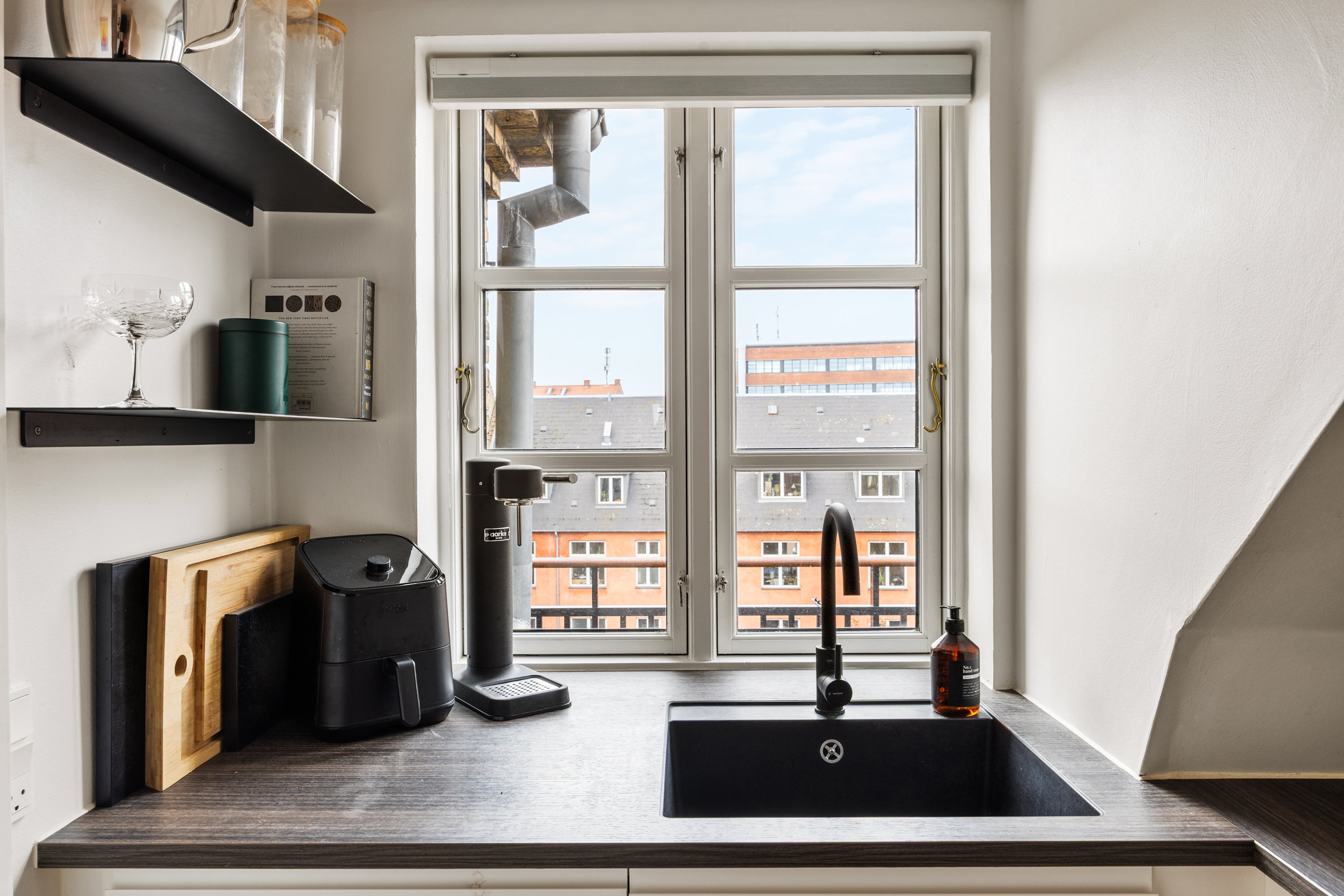 Fremhævet køkken billede i fuldskærmstilstand. Billede af Lundtoftegade 97, 4. th., 2200 København N