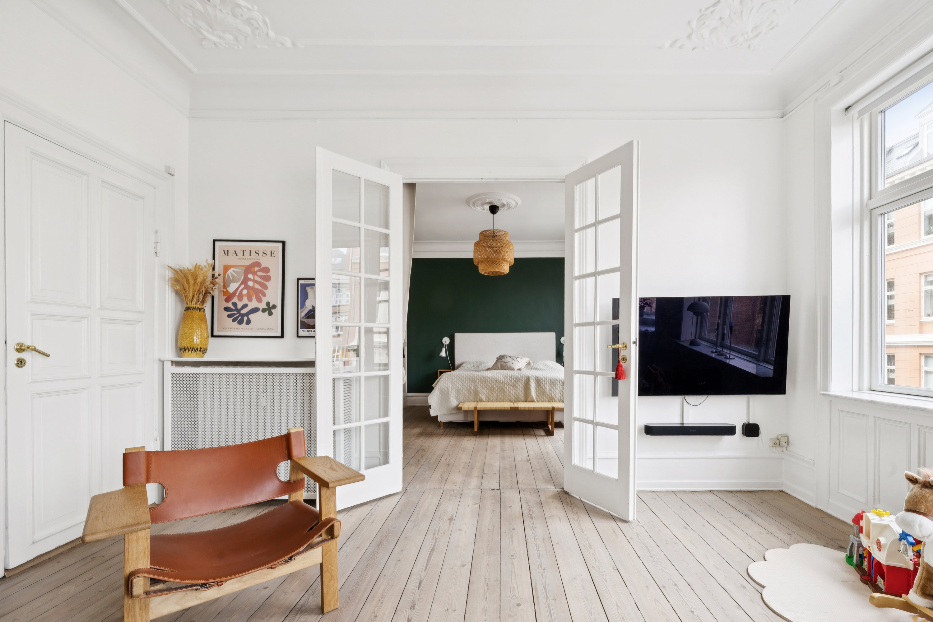 Fremhævet stue billede i fuldskærmstilstand. Billede af Kochsvej 35B, 2. th., 1812 Frederiksberg C