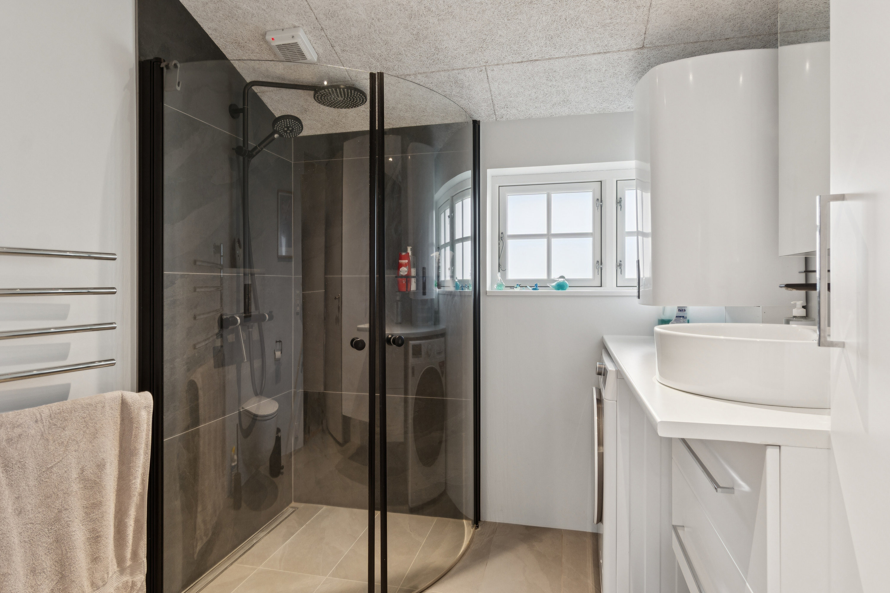 Fremhævet badeværelse billede i fuldskærmstilstand. Billede af Svalevænget 4, 4400 Kalundborg