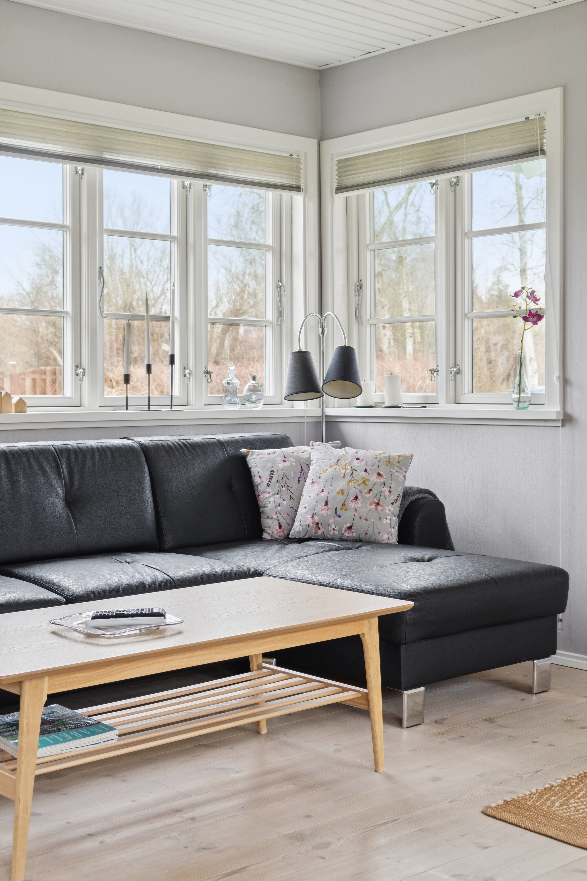 Fremhævet stue billede i fuldskærmstilstand. Billede af Svalevænget 4, 4400 Kalundborg