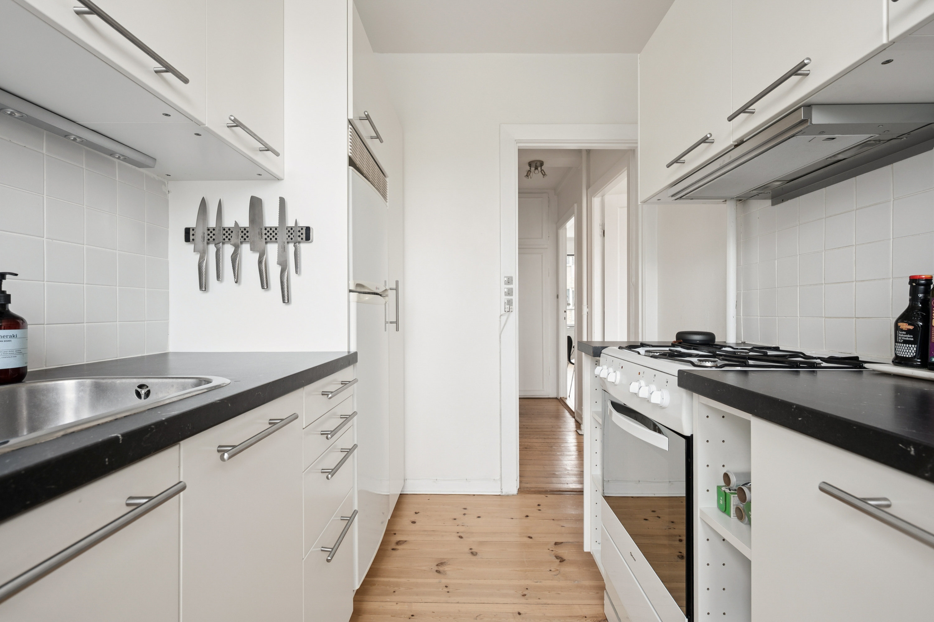 Fremhævet køkken billede i fuldskærmstilstand. Billede af Landlystvej 3B, 1. tv., 2500 Valby