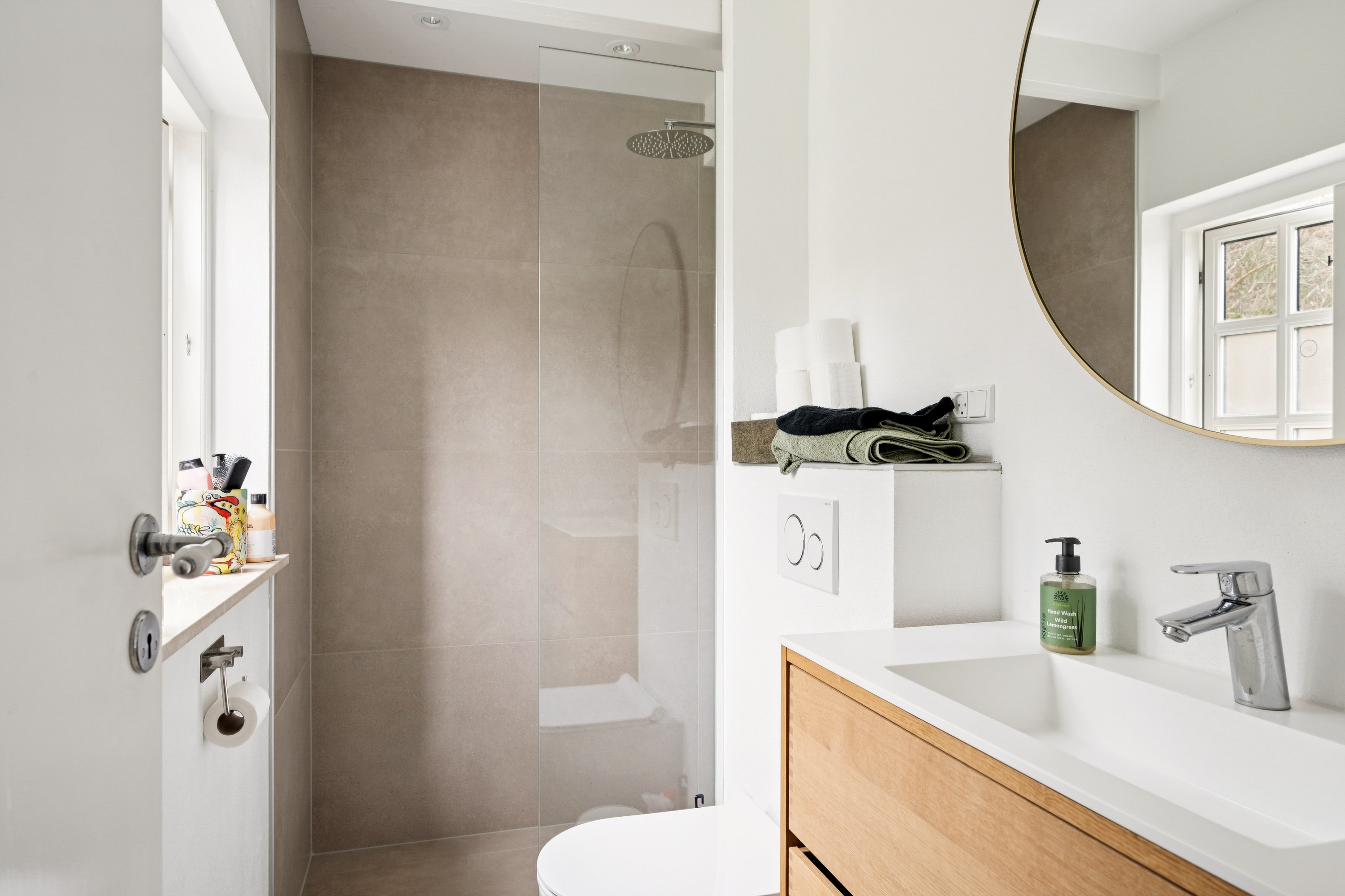 Fremhævet badeværelse billede i fuldskærmstilstand. Billede af Fyrreslugten 24, Dråby, 8400 Ebeltoft